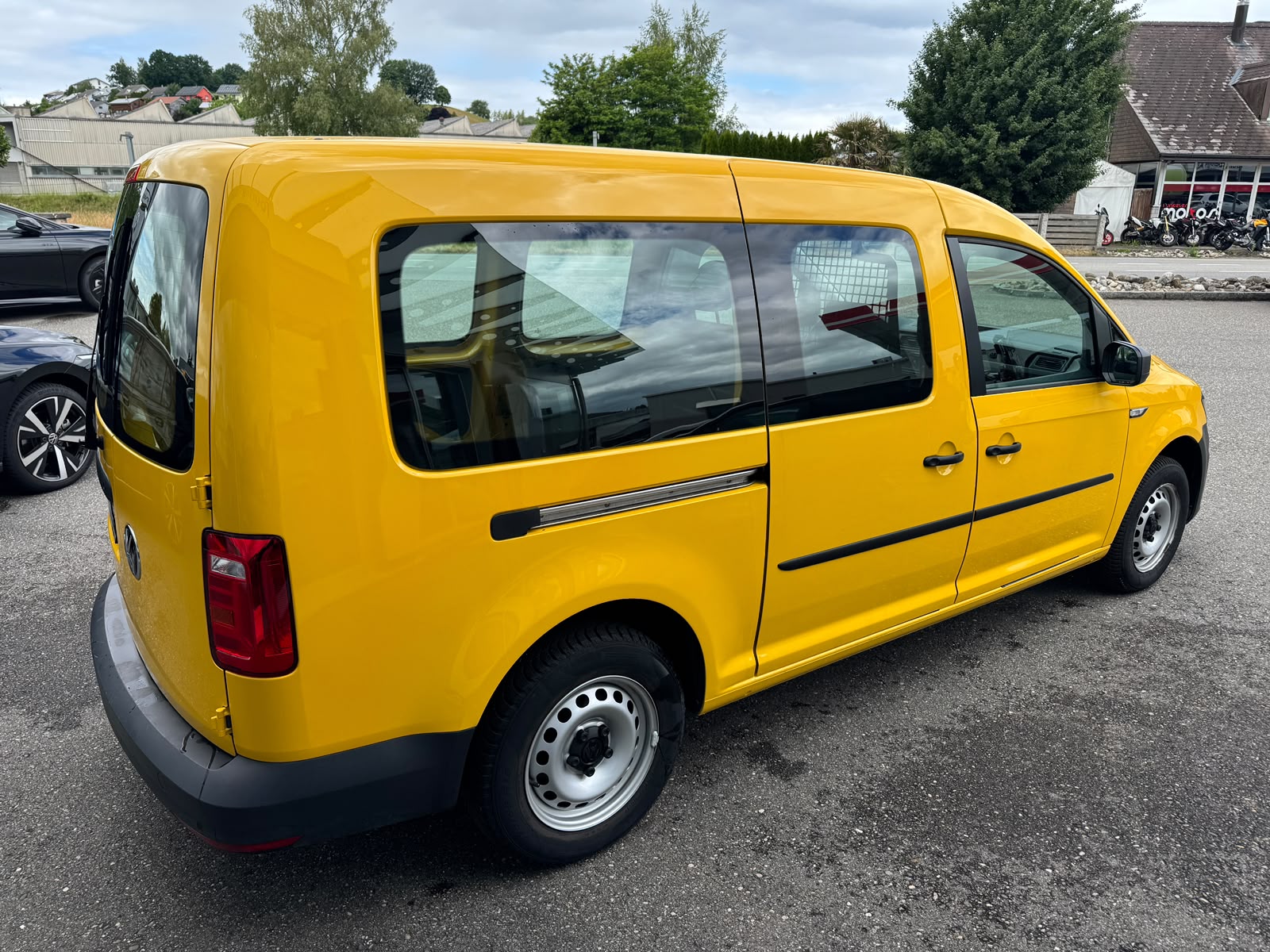 VW Caddy Maxi 1.0TSI BlueMotion Technology-image-8