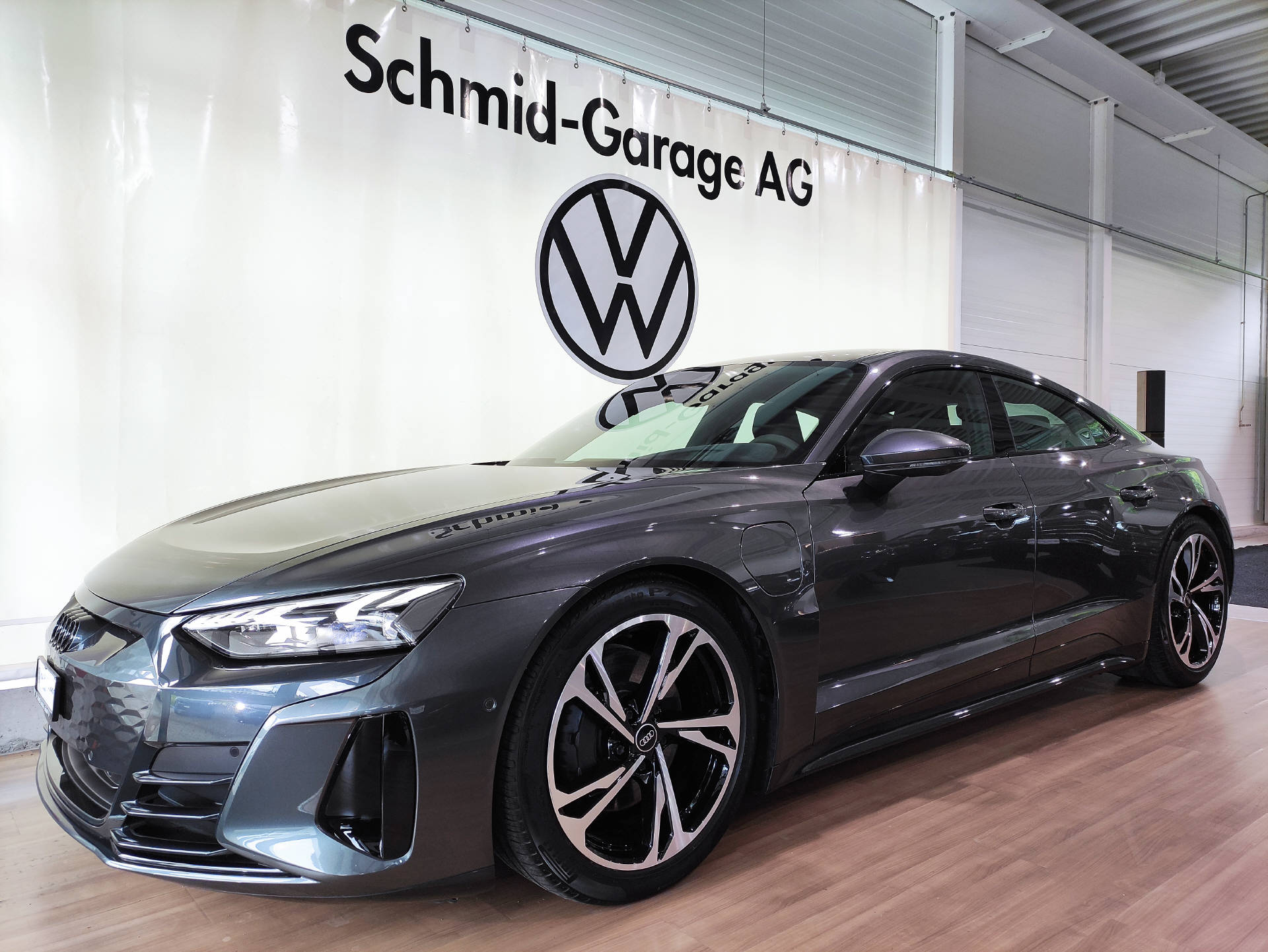 AUDI e-tron GT quattro-showroom-element-1