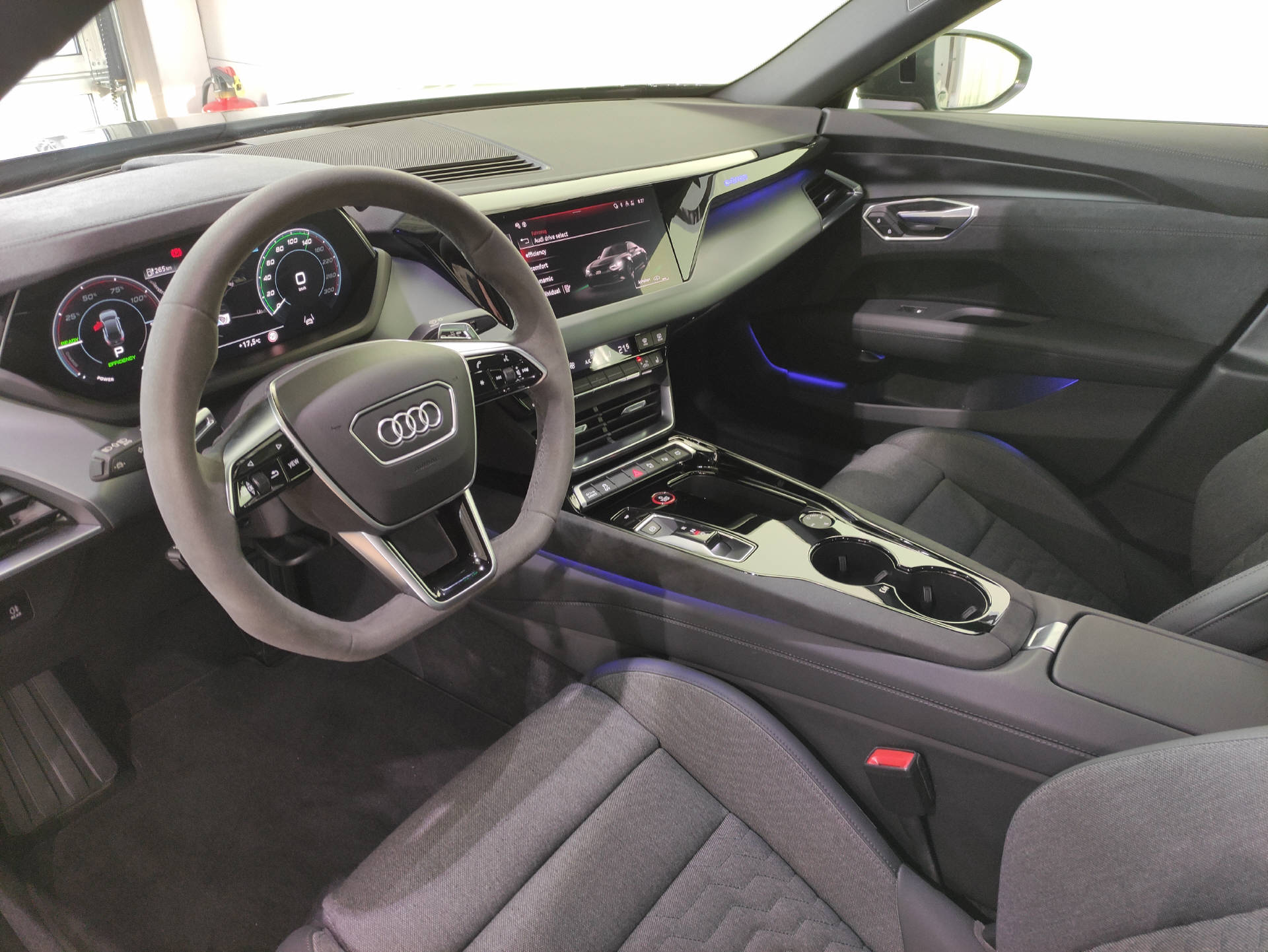 AUDI e-tron GT quattro-showroom-element-3