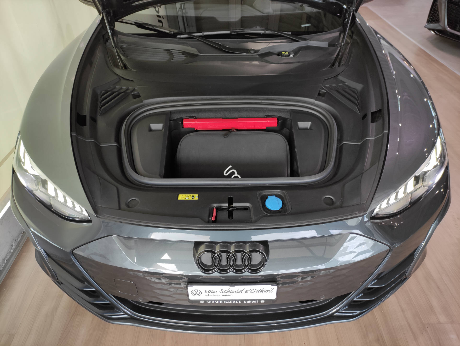 AUDI e-tron GT quattro-showroom-element-2