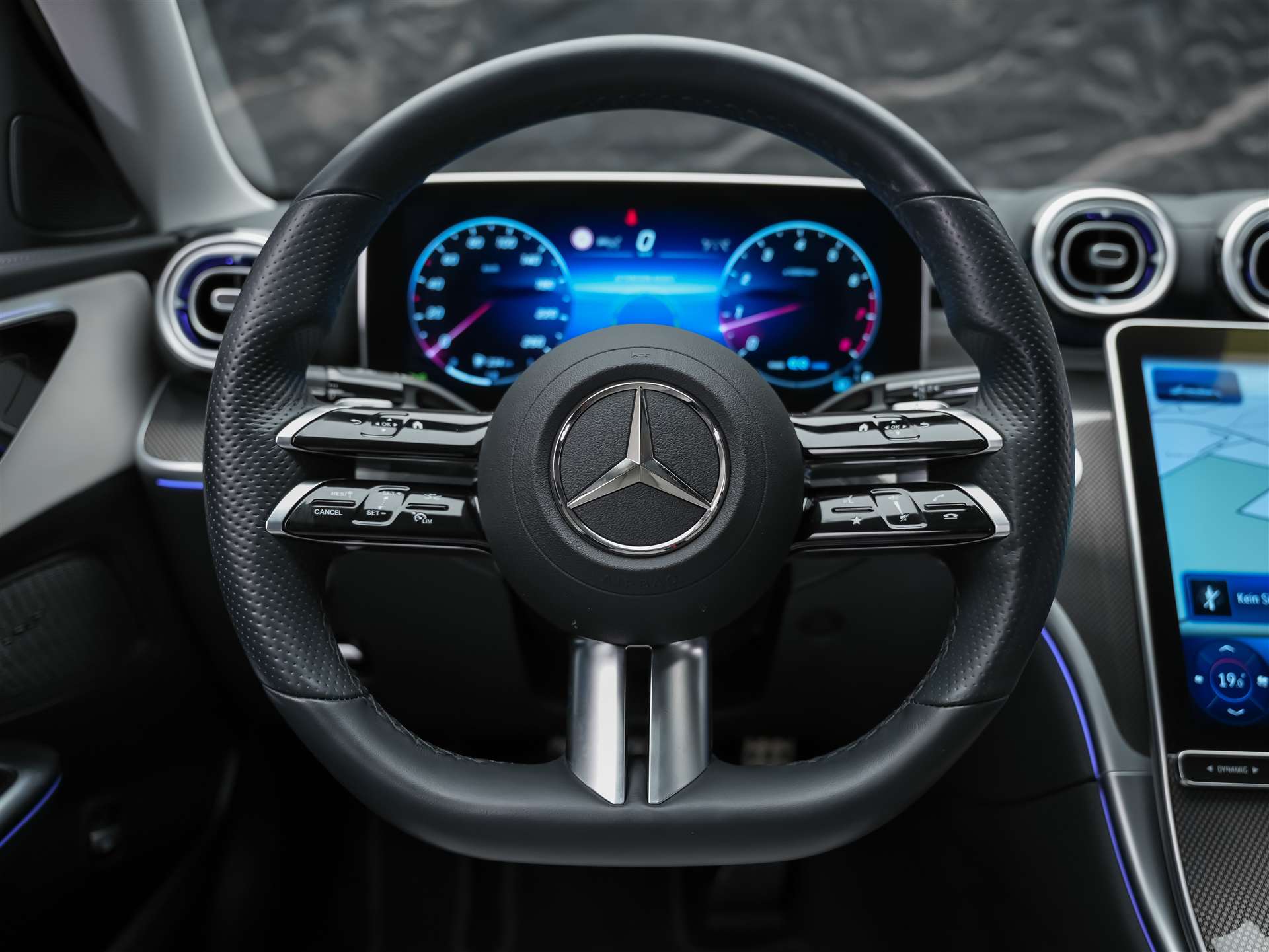 MERCEDES-BENZ C 300 AMG Line 4matic *20" Felgen*Abstandsregler*Standheizung*-image-26