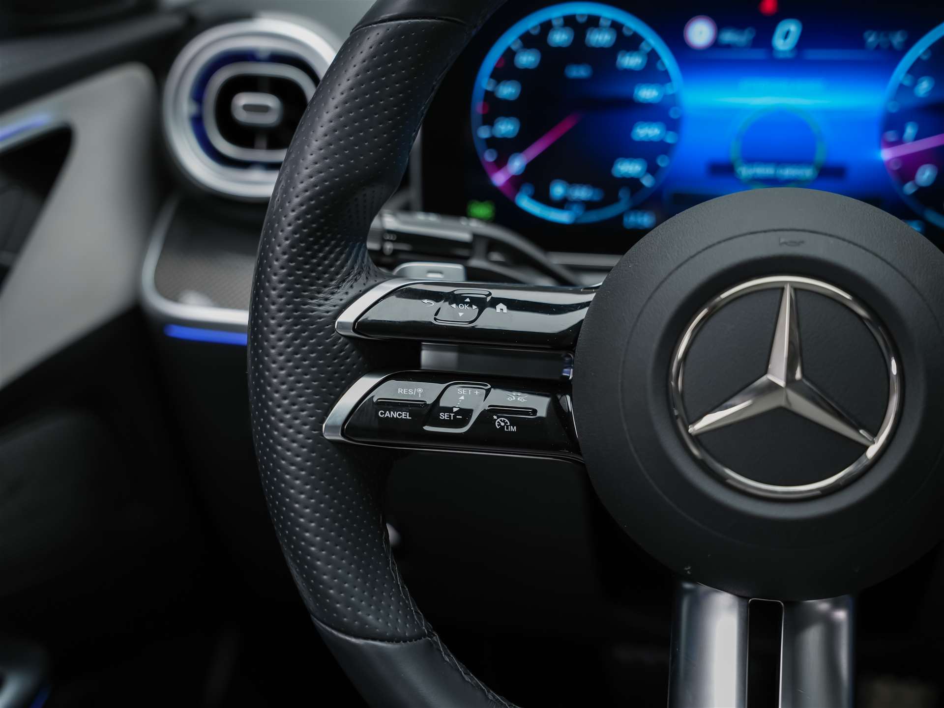 MERCEDES-BENZ C 300 AMG Line 4matic *20" Felgen*Abstandsregler*Standheizung*-image-27
