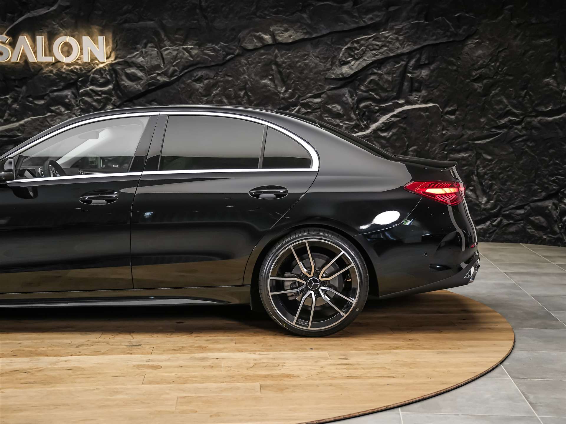 MERCEDES-BENZ C 300 AMG Line 4matic *20" Felgen*Abstandsregler*Standheizung*-image-17