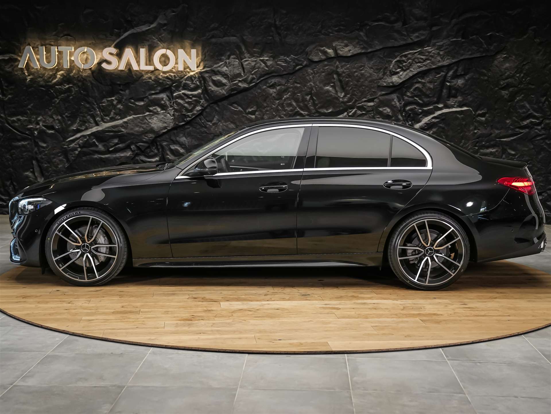 MERCEDES-BENZ C 300 AMG Line 4matic *20" Felgen*Abstandsregler*Standheizung*-showroom-element-1