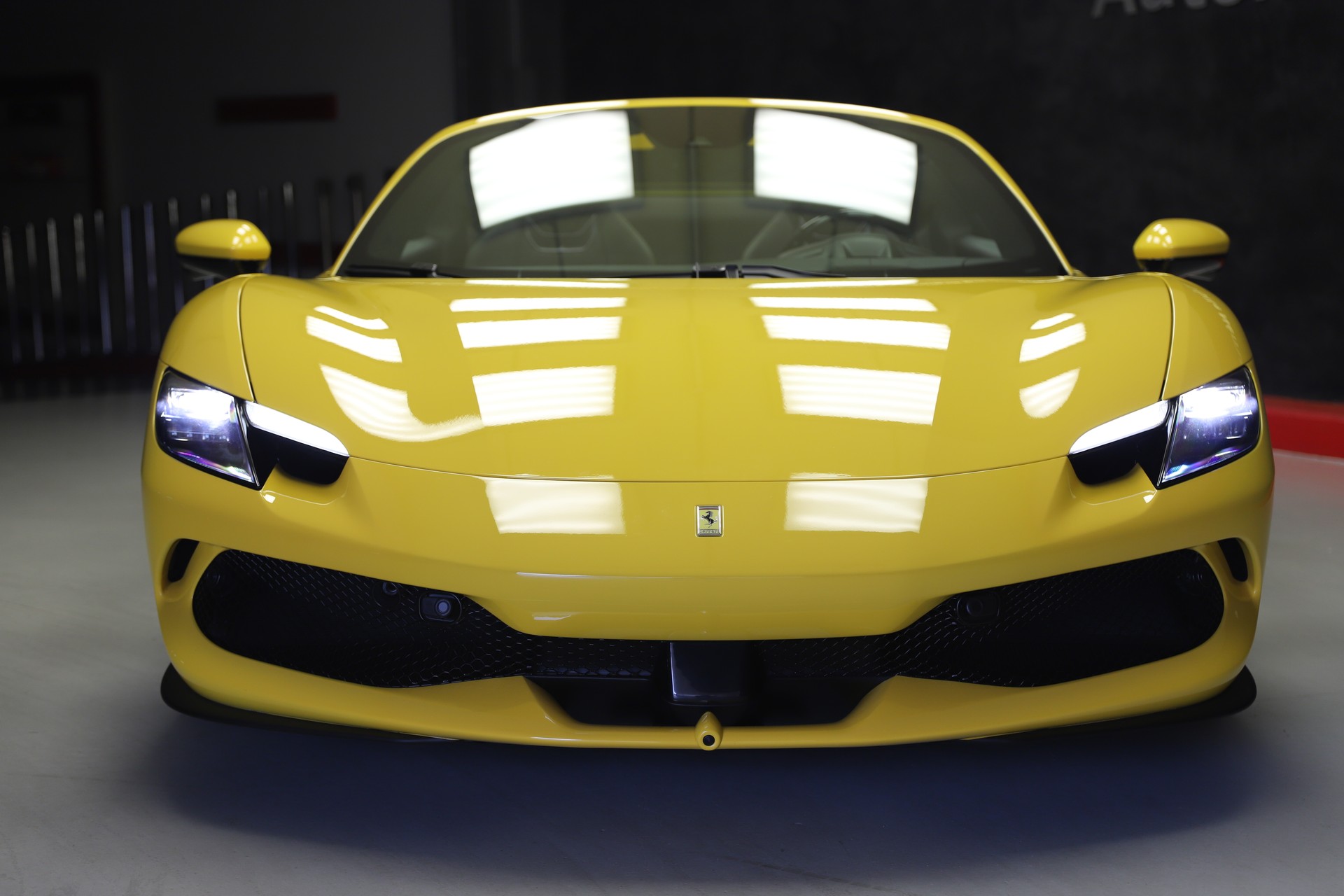 FERRARI 296 GTS-showroom-element-3