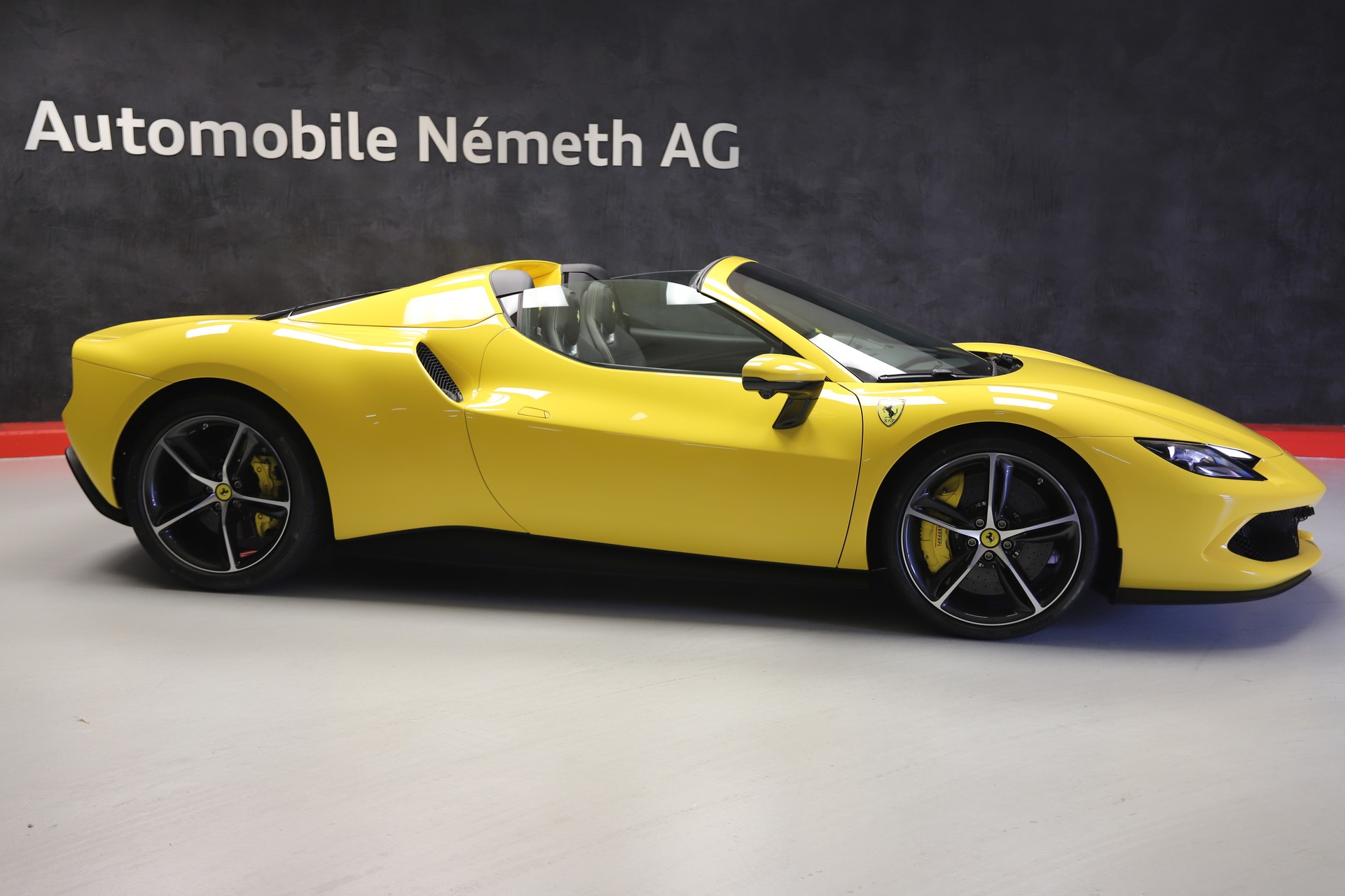 FERRARI 296 GTS-showroom-element-1