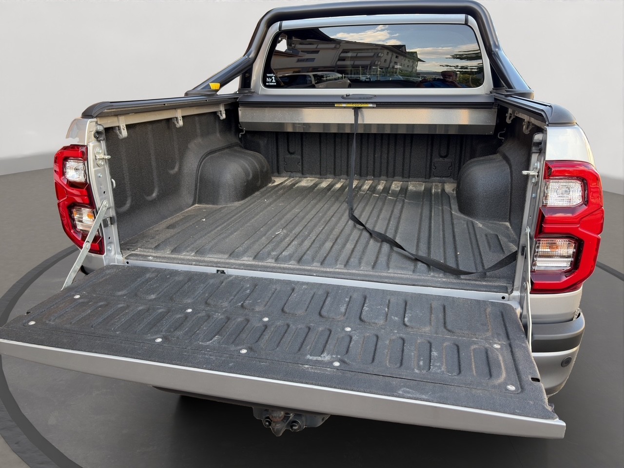 TOYOTA Hilux 2.8D-4D MHEV Invincible Double Cab 4x4 A-image-6