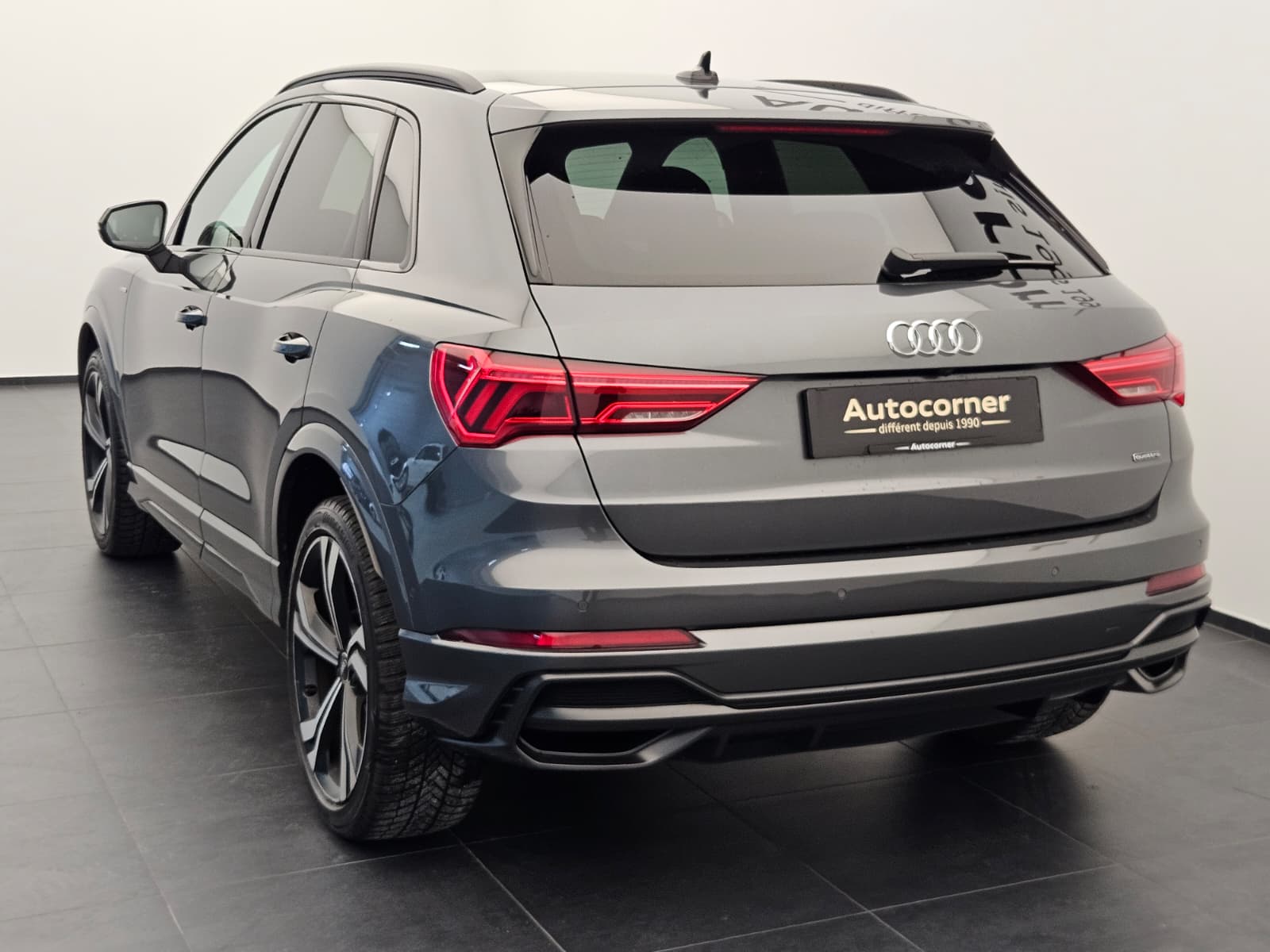 AUDI Q3 45 TFSI S line quattro S-tronic-image-8