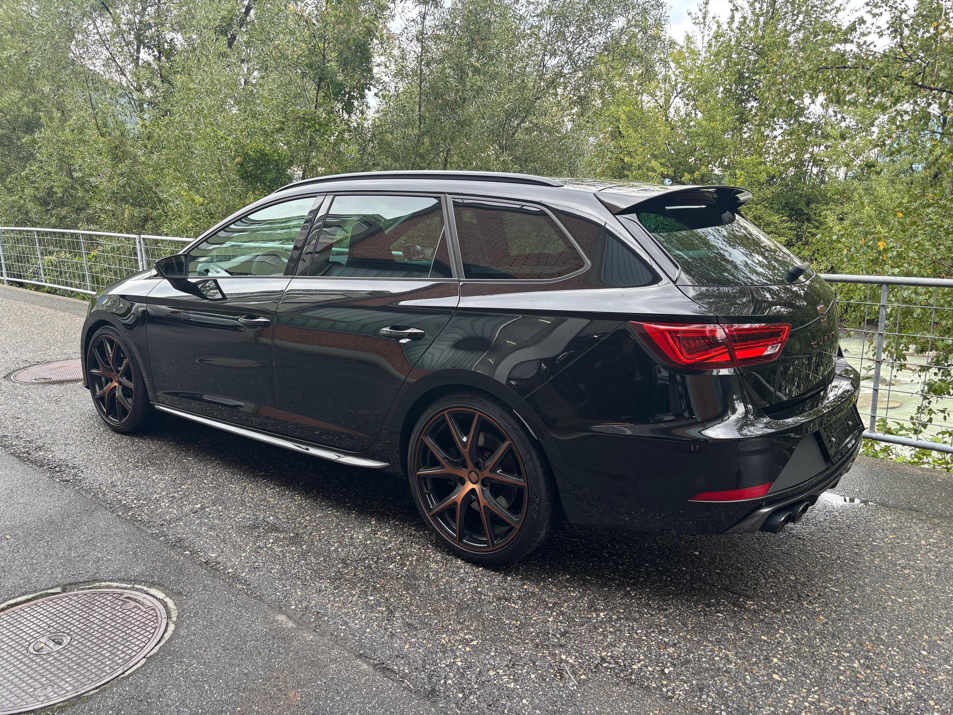 SEAT Leon ST 2.0 TSI Cupra R 300 4 Drive DSG-showroom-element-2