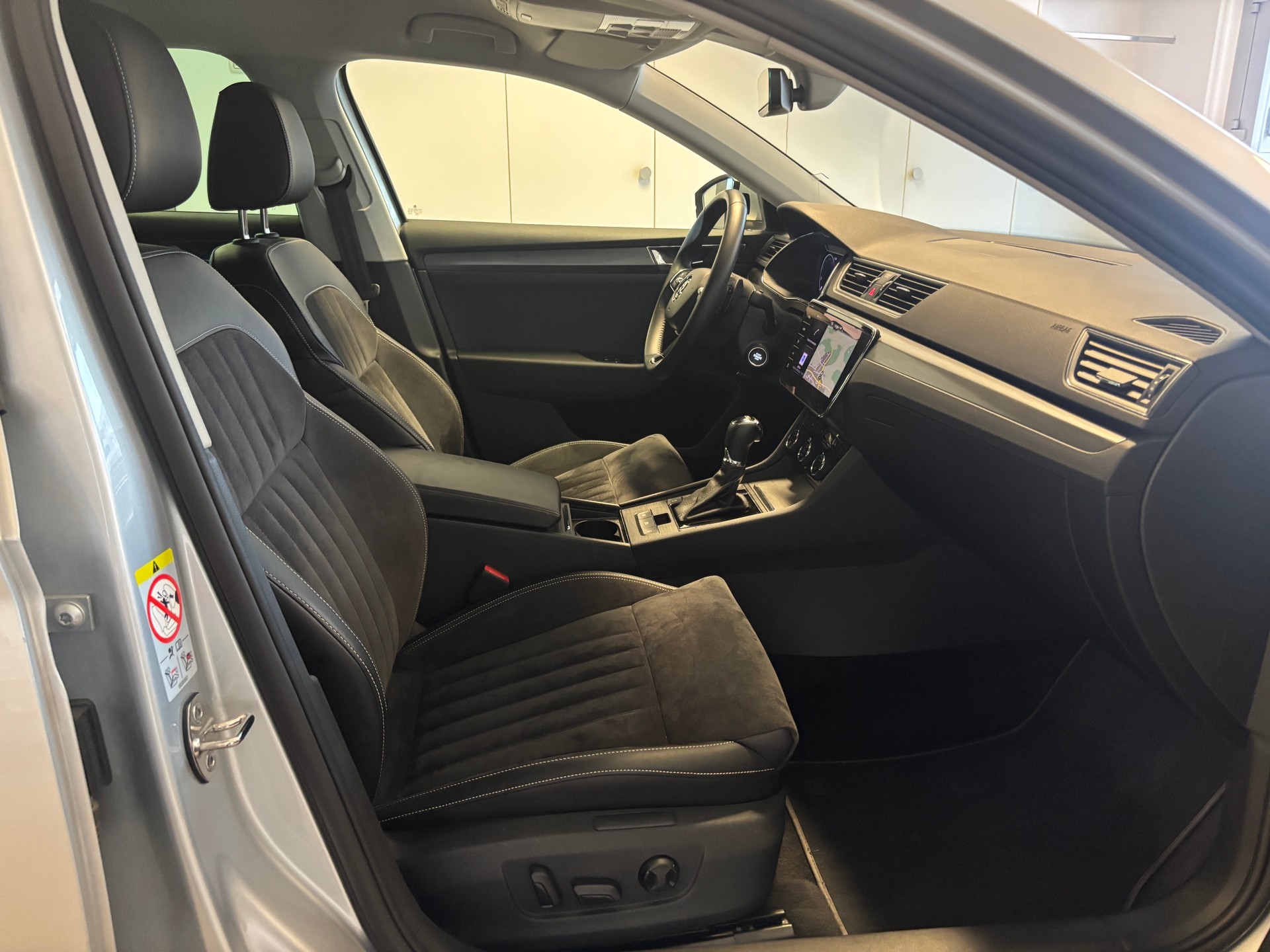 SKODA Superb Combi 2.0 TDi Style DSG-image-8