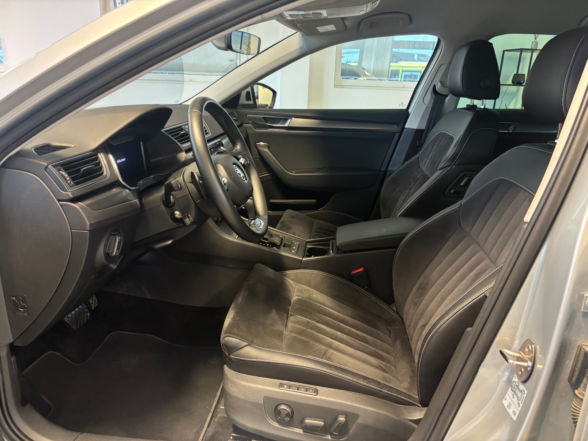 SKODA Superb Combi 2.0 TDi Style DSG-image-5