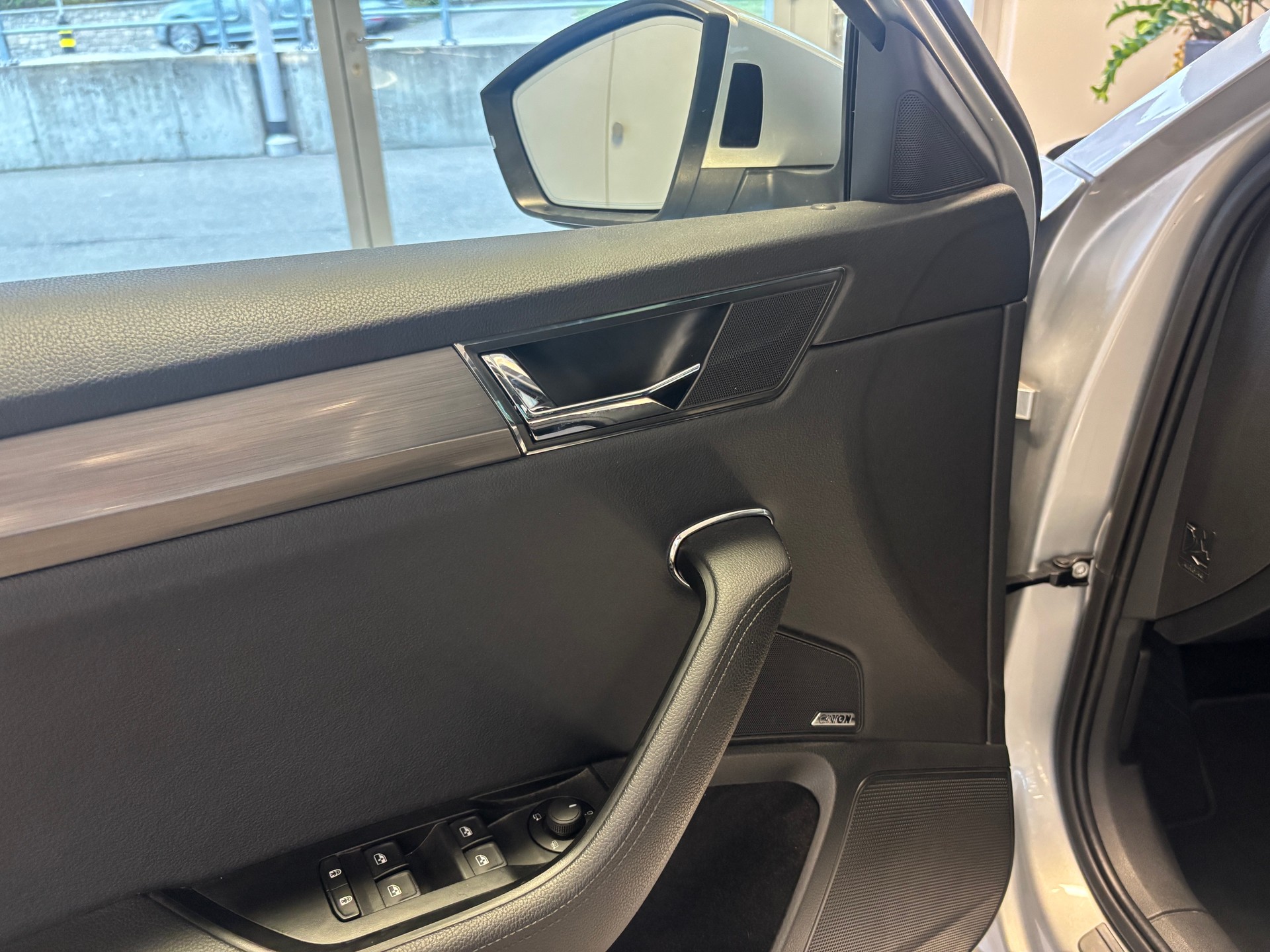 SKODA Superb Combi 2.0 TDi Style DSG-image-12