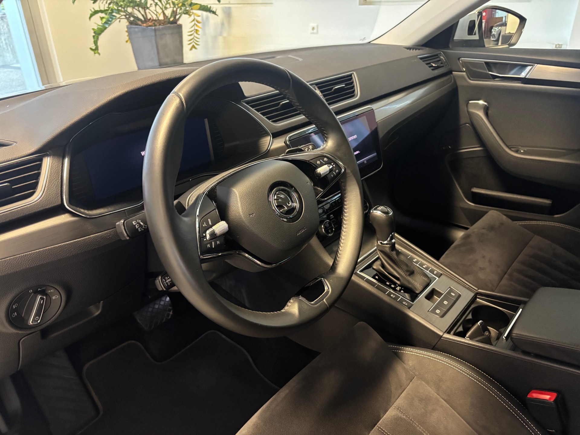 SKODA Superb Combi 2.0 TDi Style DSG-image-4
