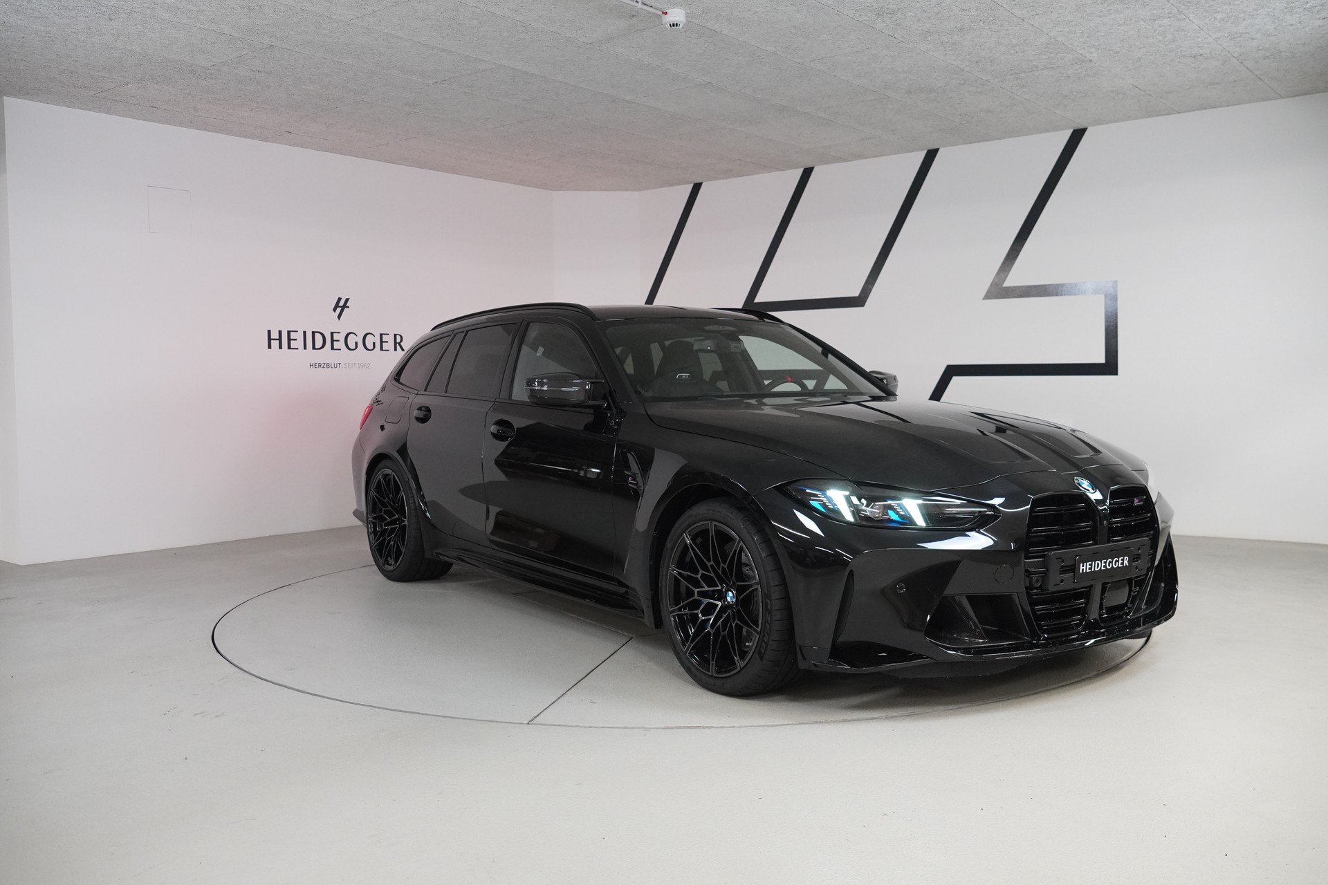 BMW M3 Touring xDrive Competition M-showroom-element-2