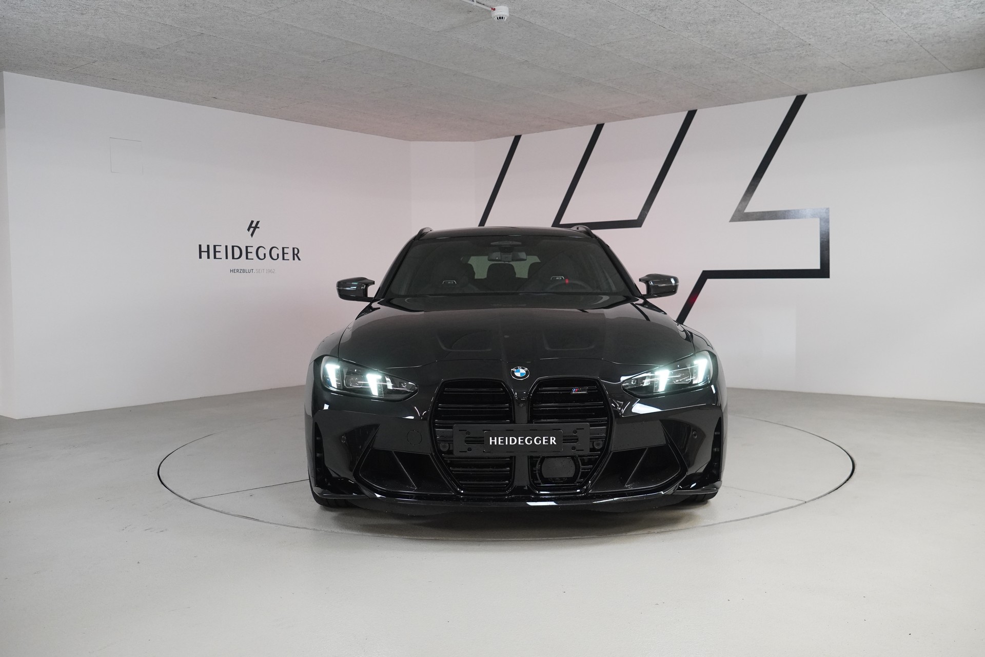 BMW M3 Touring xDrive Competition M-showroom-element-1