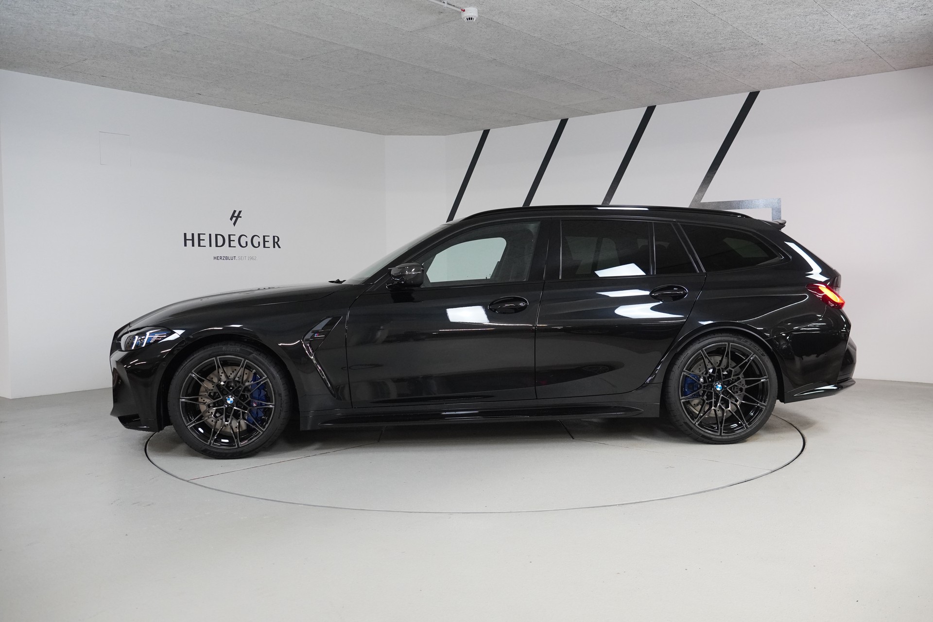 BMW M3 Touring xDrive Competition M-showroom-element-3