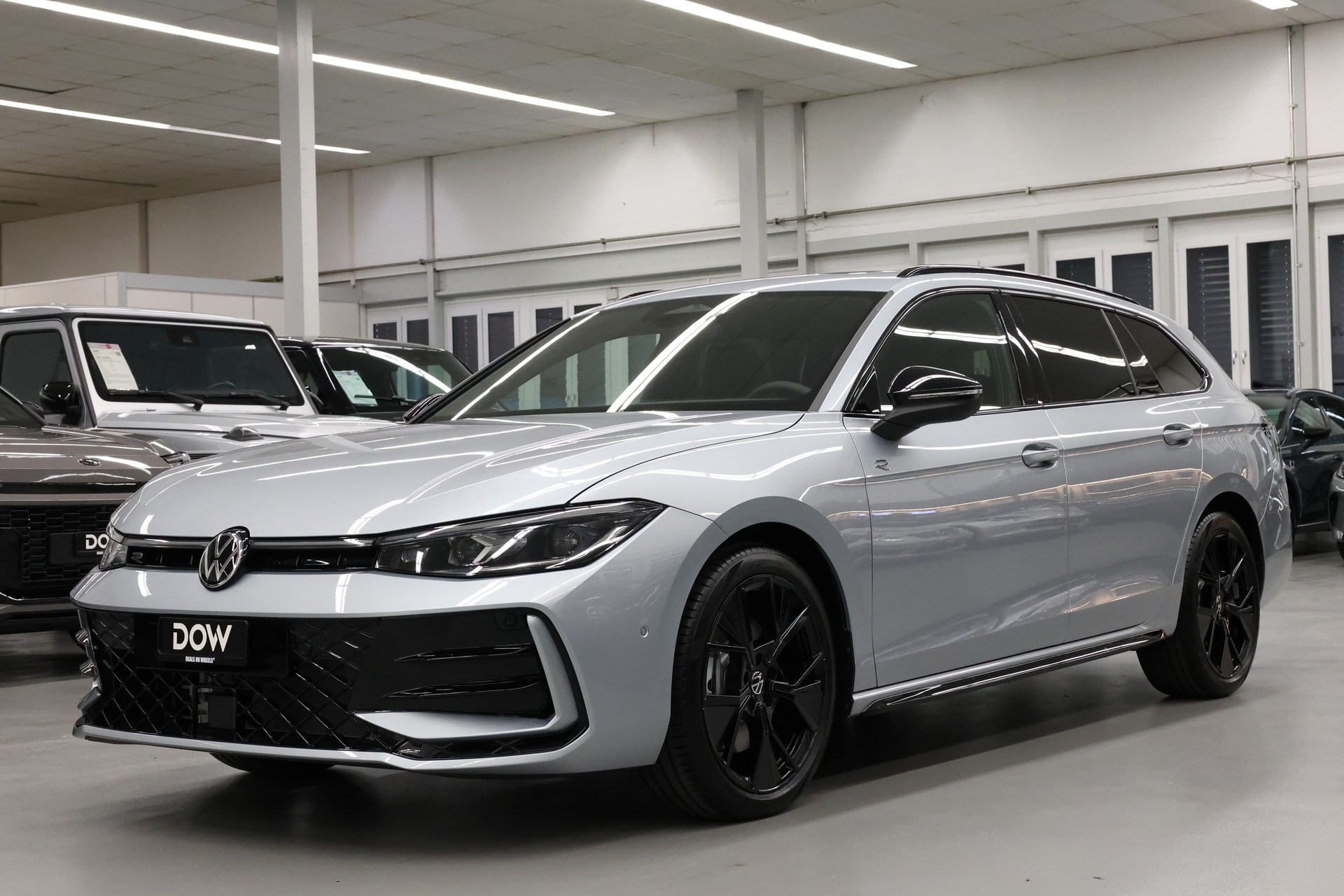 VW Passat Variant 2.0 TDI R-Line DSG 4motion-image-4