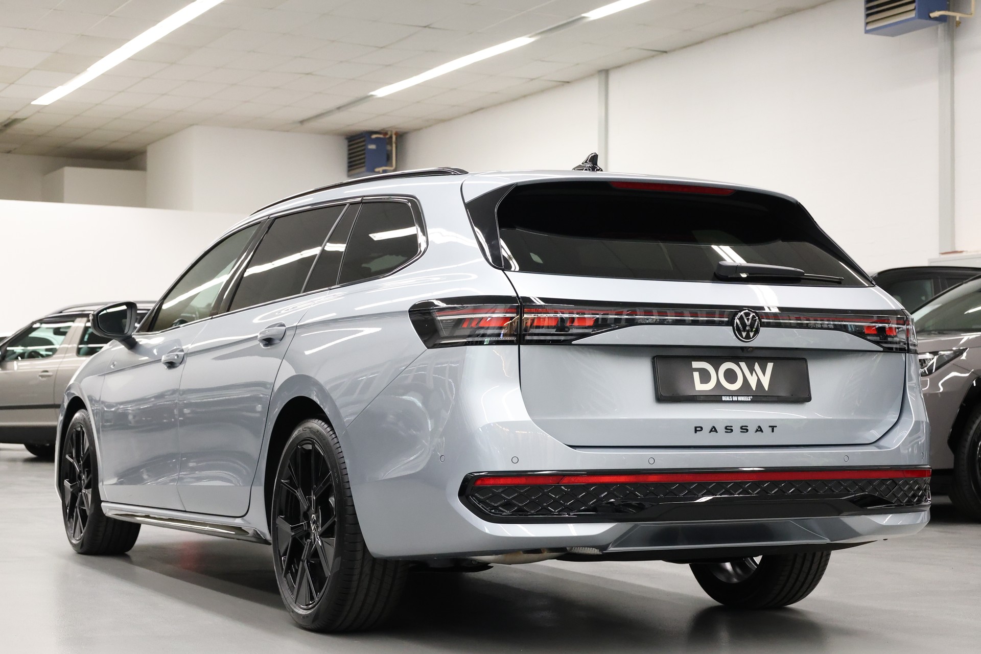 VW Passat Variant 2.0 TDI R-Line DSG 4motion-image-10