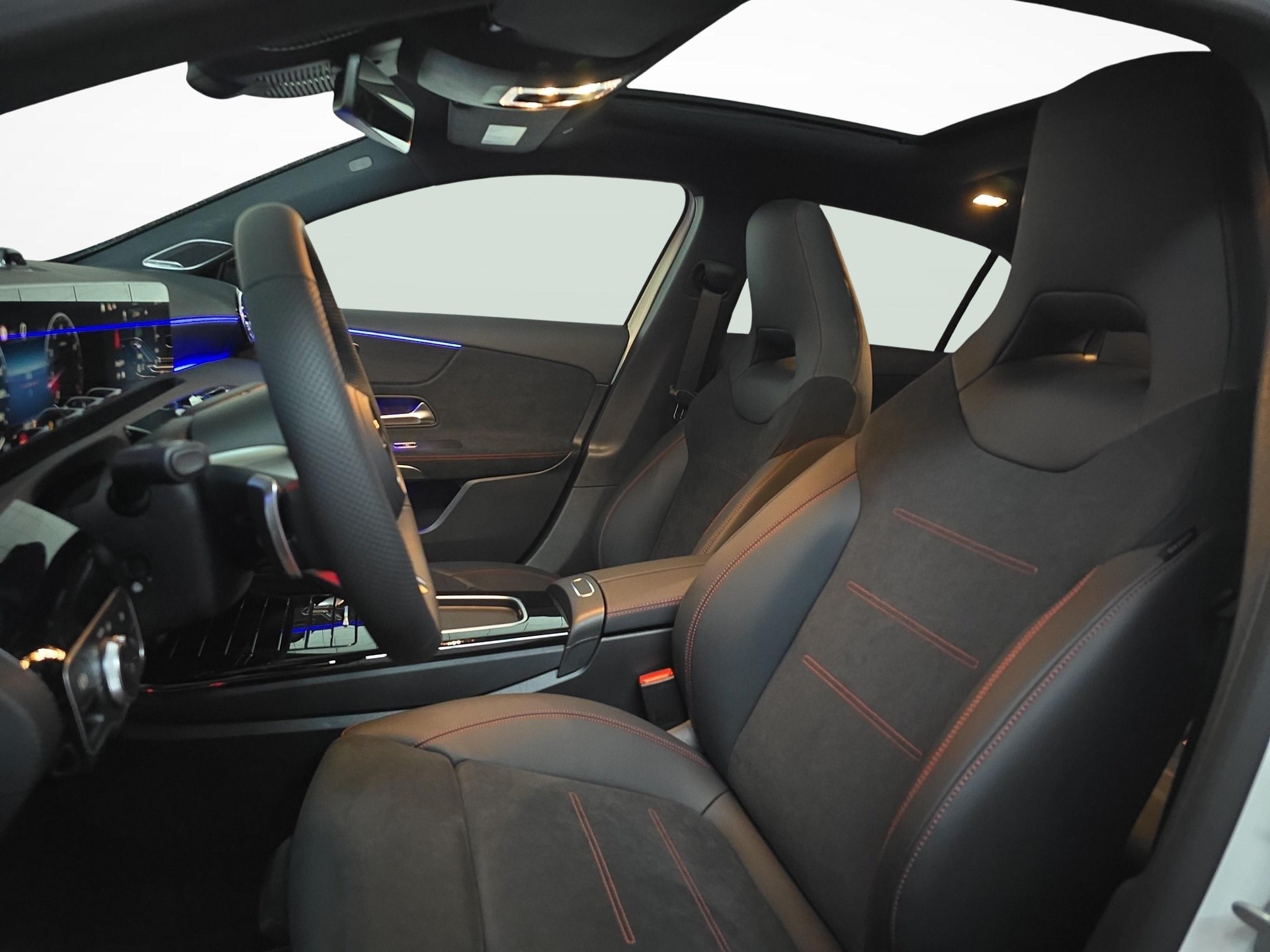 MERCEDES-BENZ A 220 4MATIC AMG Line-image-13