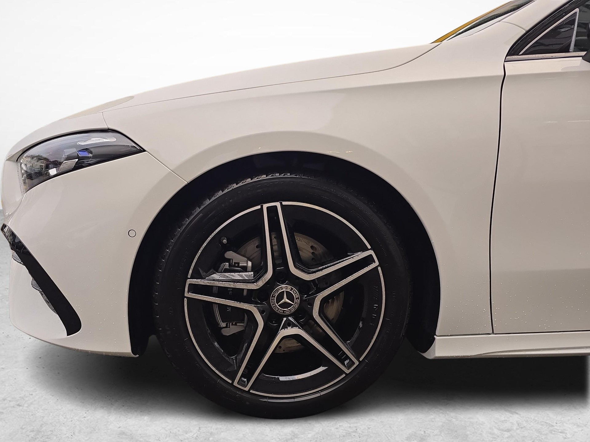 MERCEDES-BENZ A 220 4MATIC AMG Line-image-15