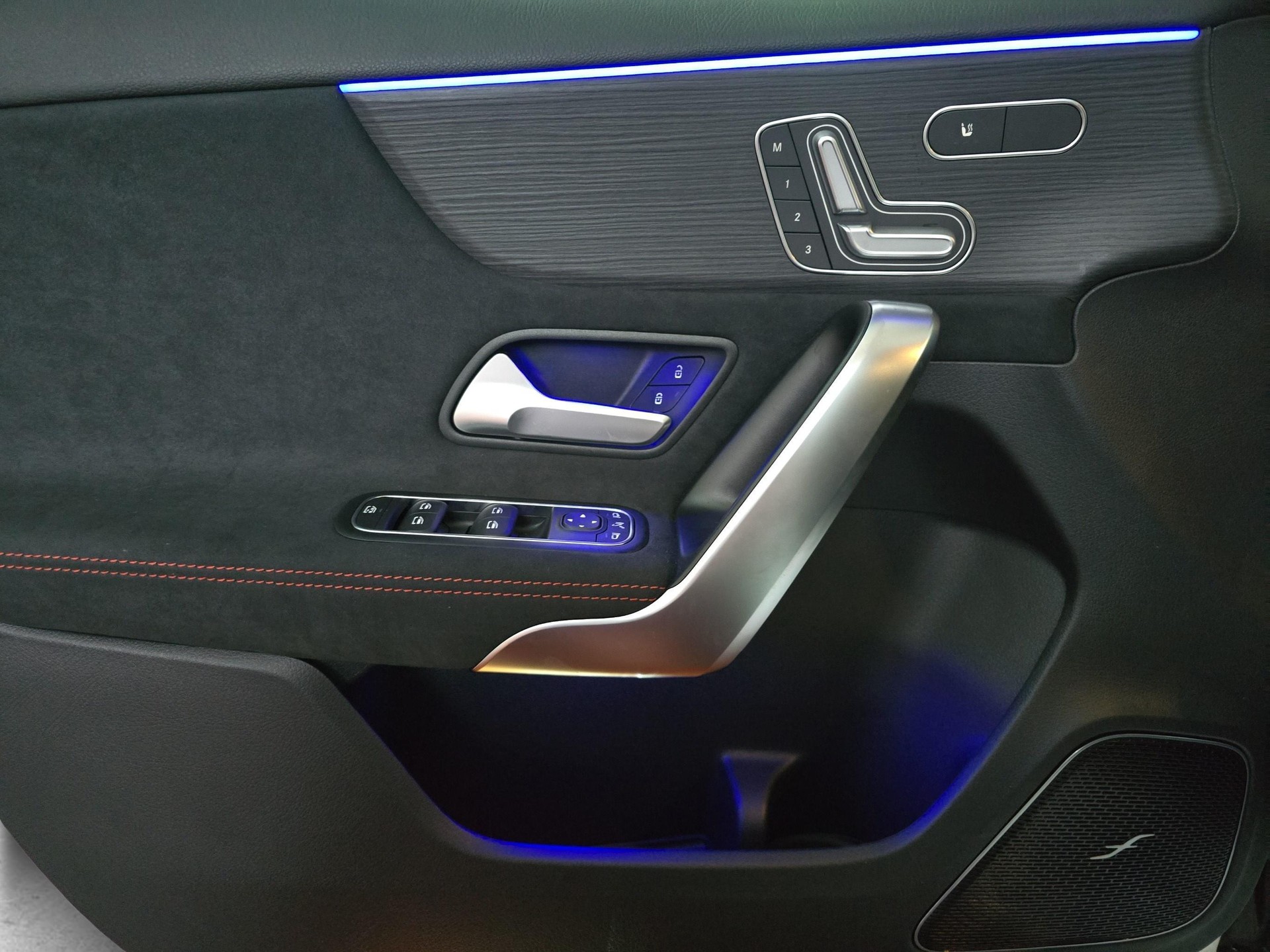 MERCEDES-BENZ A 220 4MATIC AMG Line-image-11