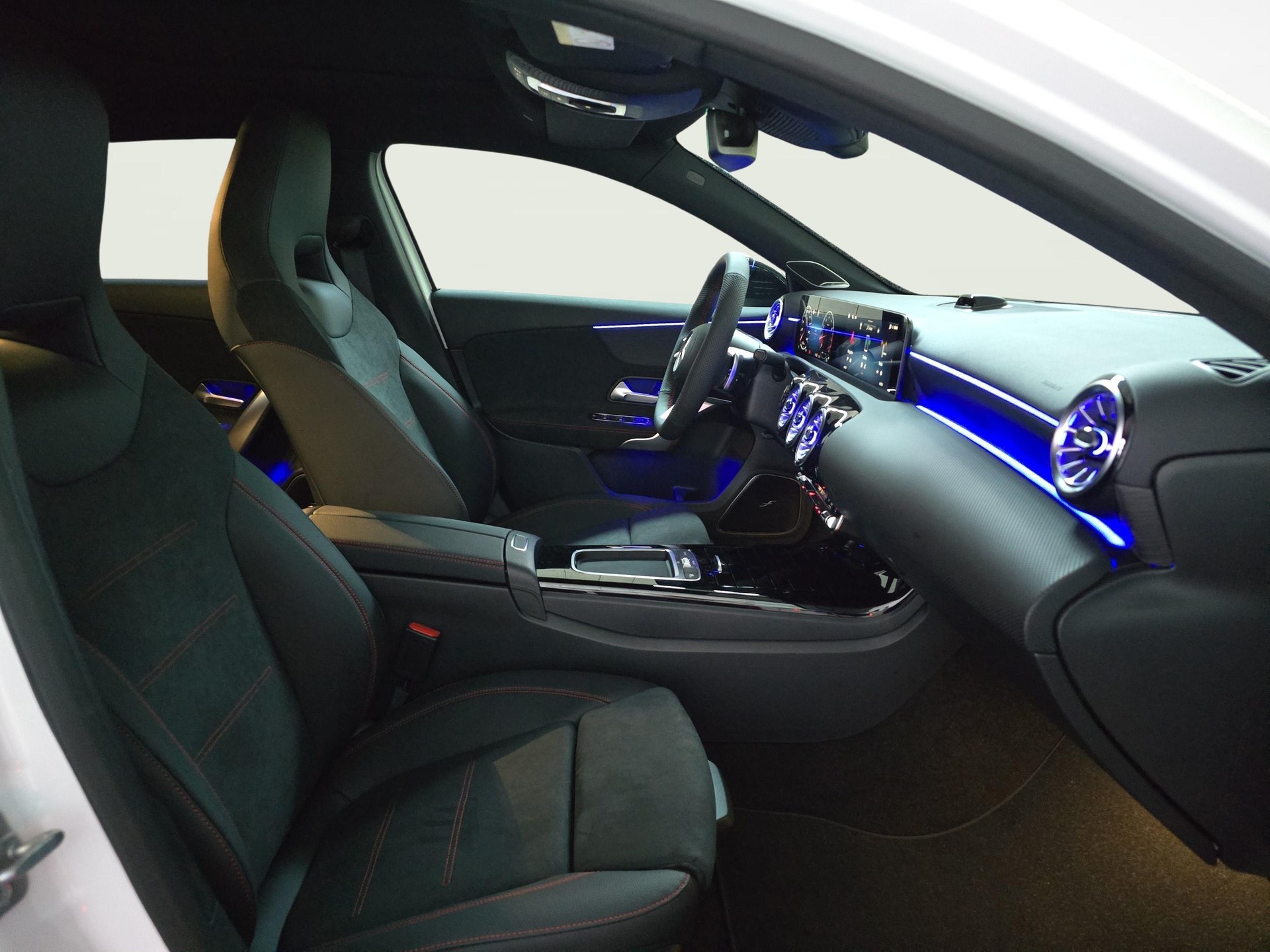 MERCEDES-BENZ A 220 4MATIC AMG Line-image-9