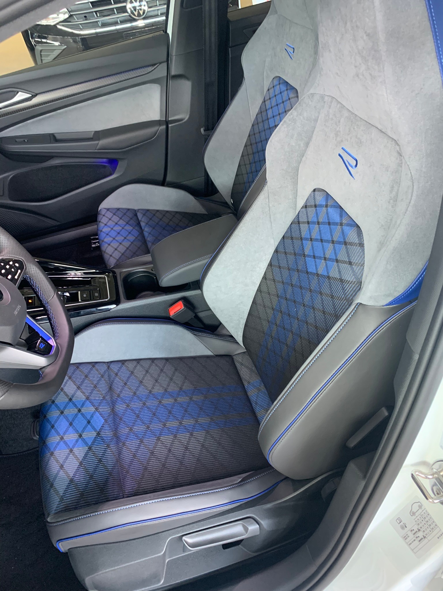 VW Golf VIII 2.0 TSI R 20 Years DSG 4motion-image-12