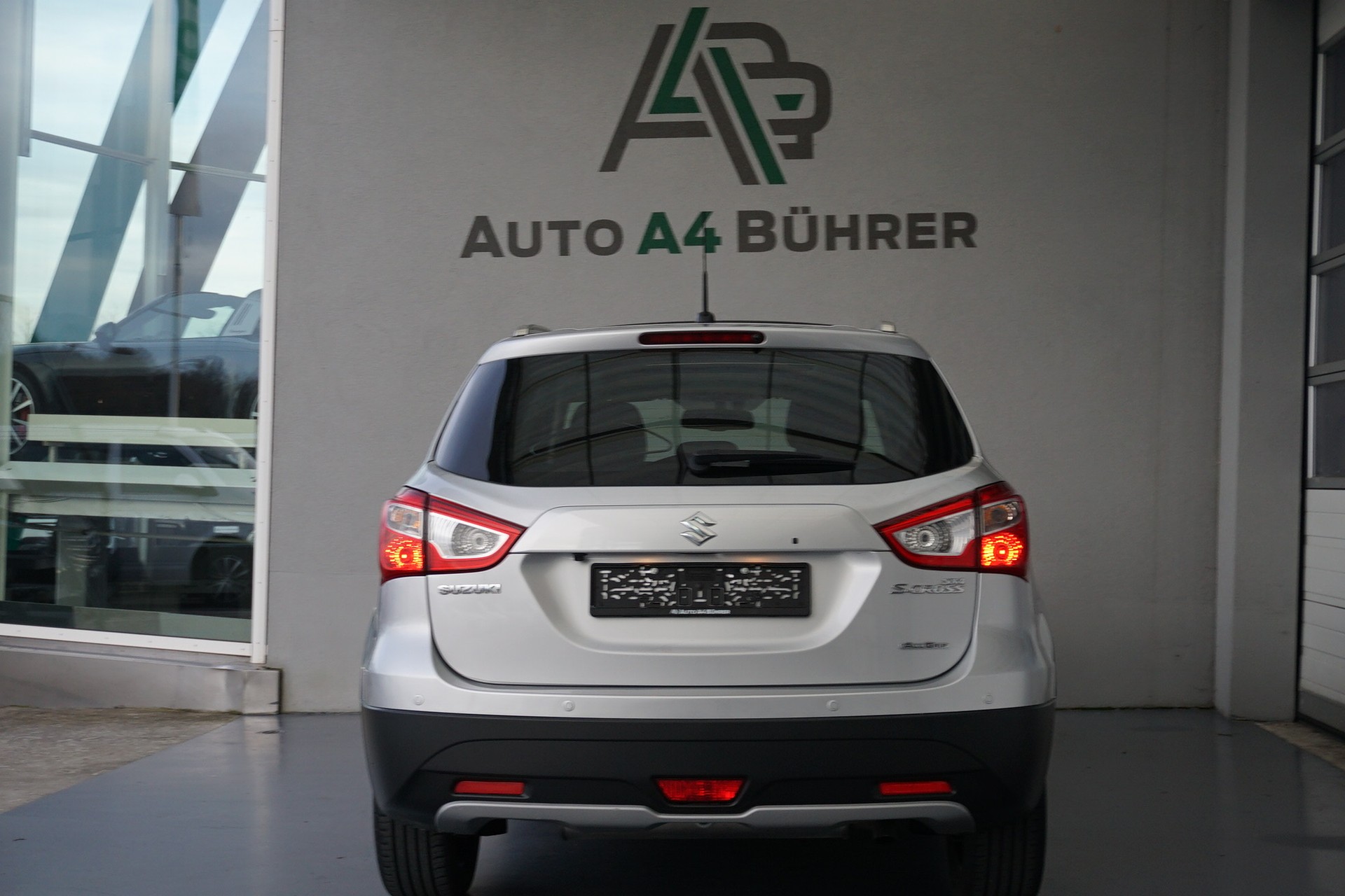 SUZUKI SX-4 S-Cross 1,6 TD PizSulai Automat 4WD mit Lederausstattung-image-9