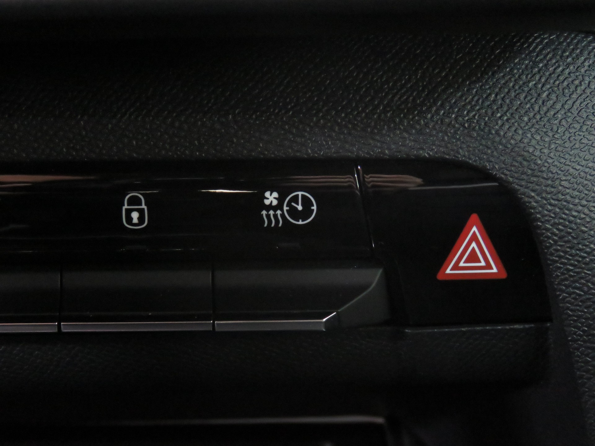 CITROEN C5 Aircross 1.6 PHEV Swiss Edition-image-24