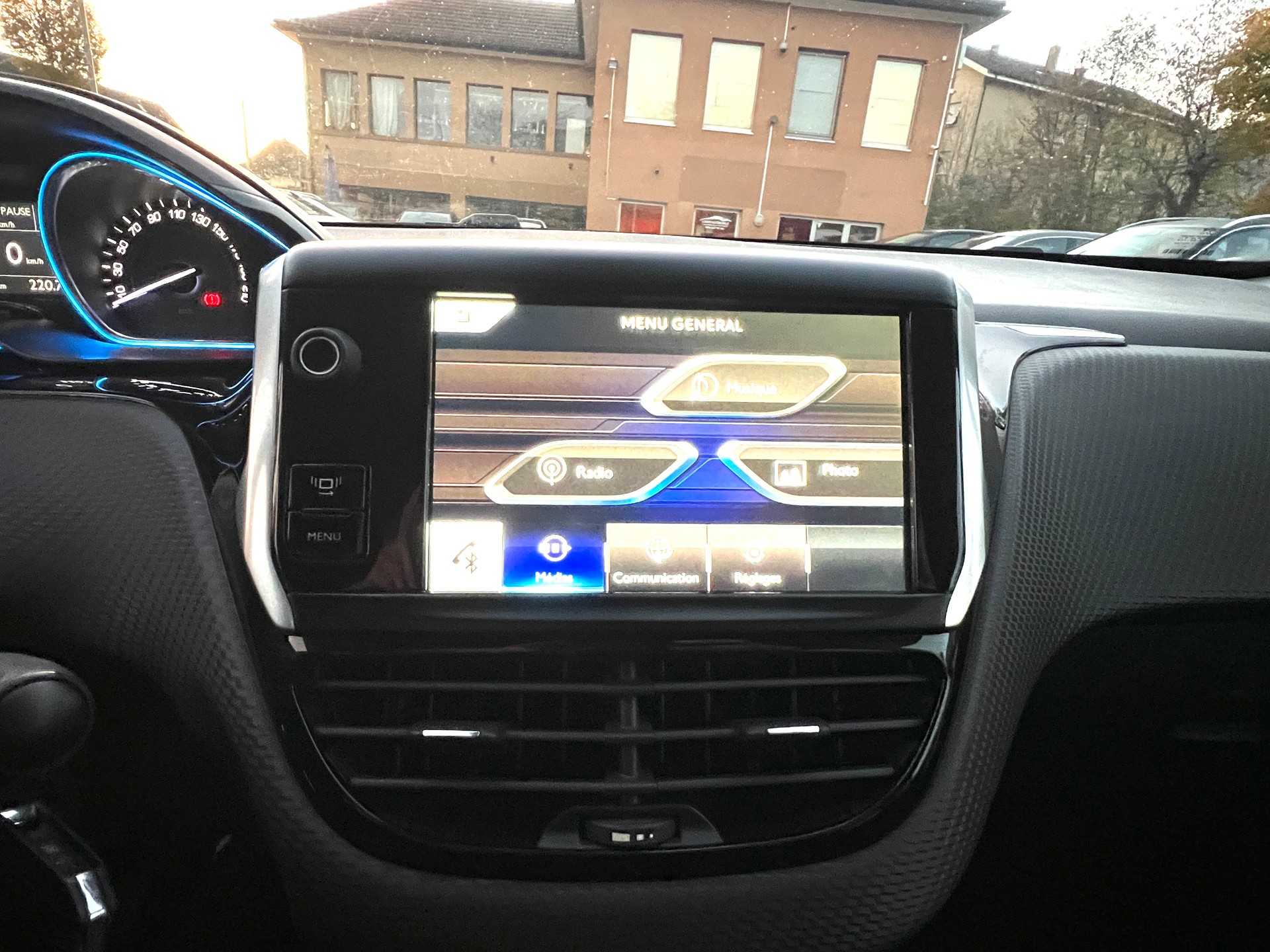 PEUGEOT 2008 1.6 VTI Allure-image-12