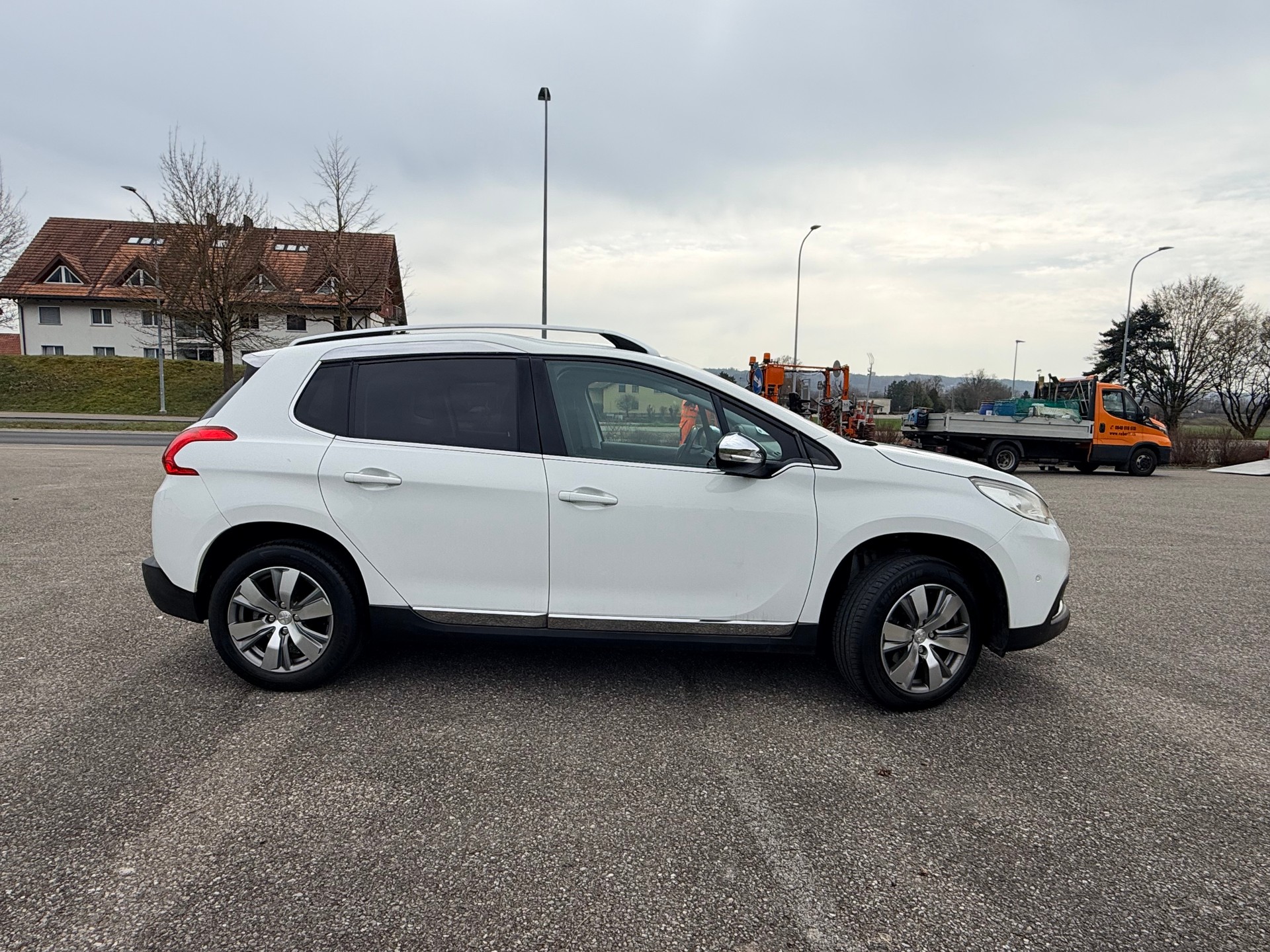 PEUGEOT 2008 1.6 VTI Allure-image-5