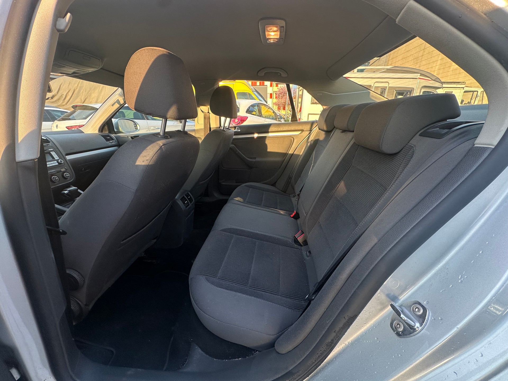 VW JETTA-image-12