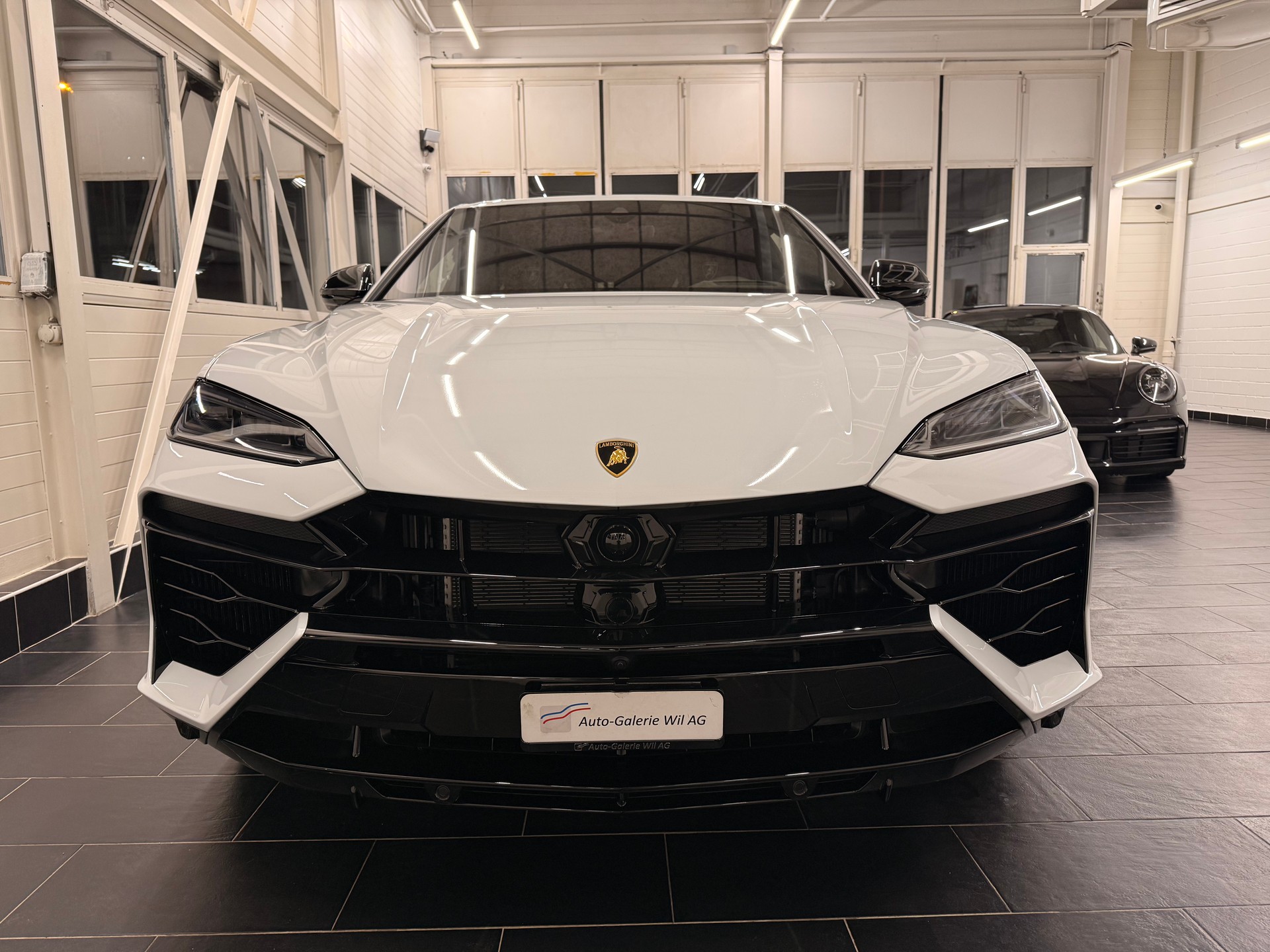 LAMBORGHINI Urus 4.0 SE-showroom-element-1