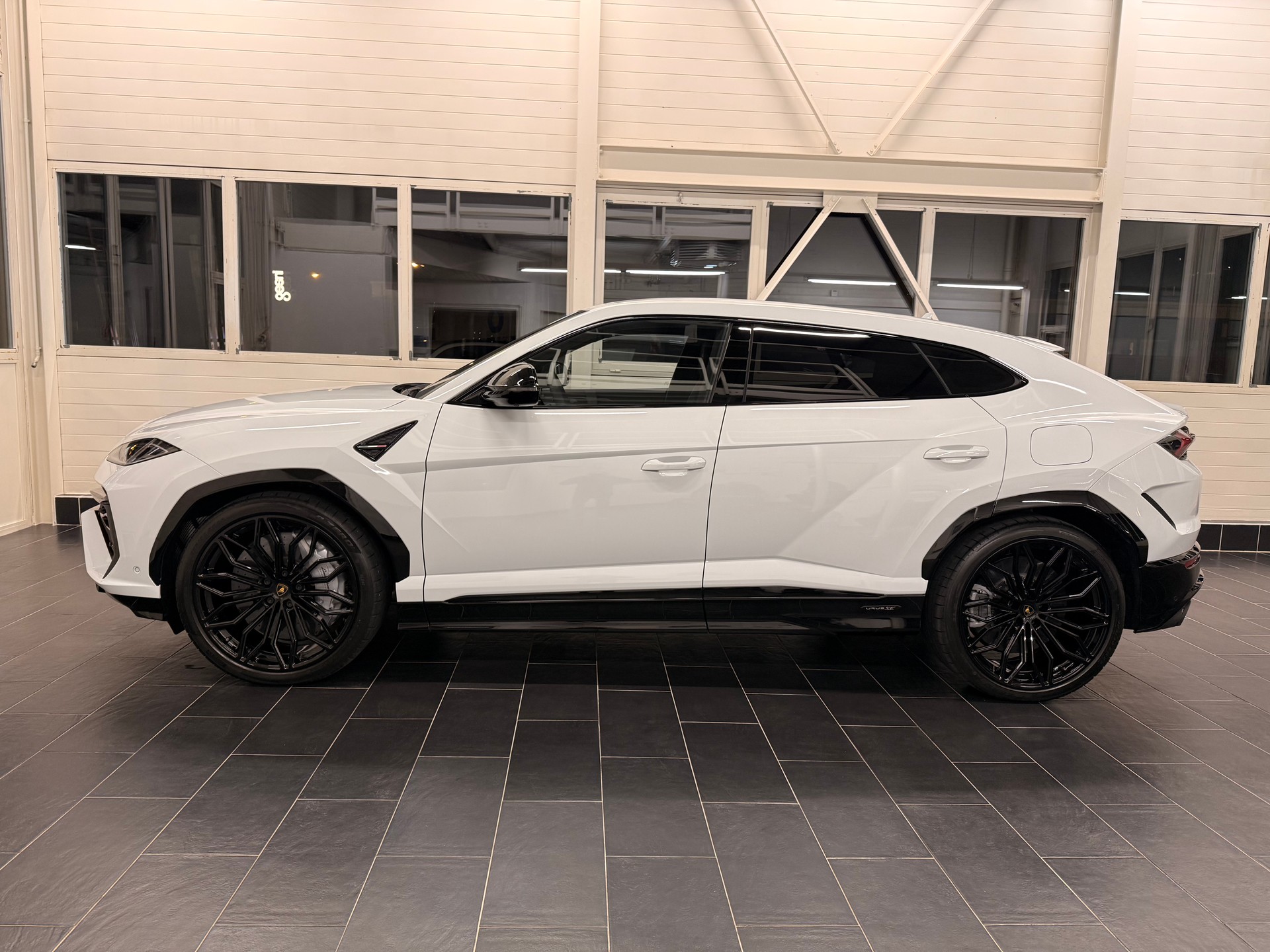 LAMBORGHINI Urus 4.0 SE-showroom-element-2