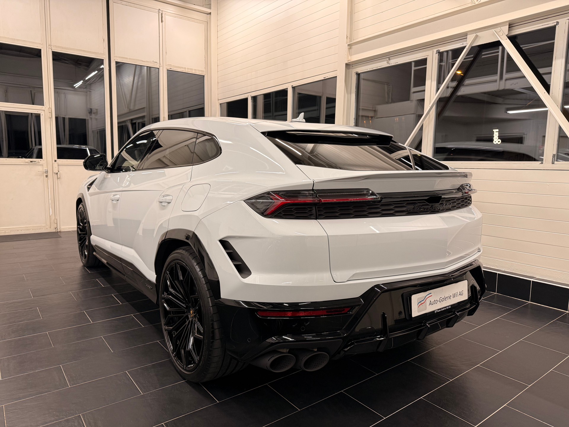 LAMBORGHINI Urus 4.0 SE-showroom-element-3