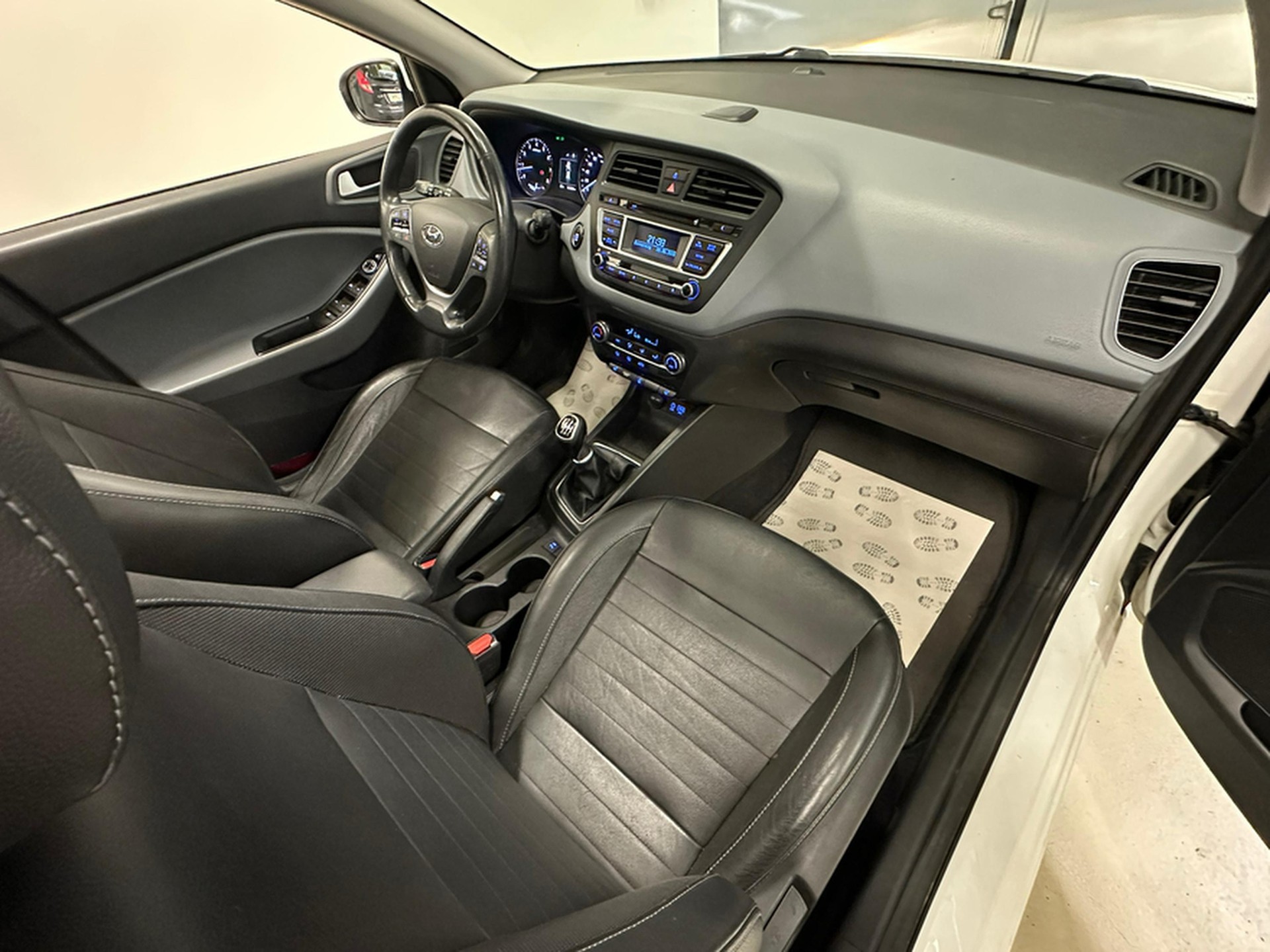 HYUNDAI i20 1.4 Vertex-image-17