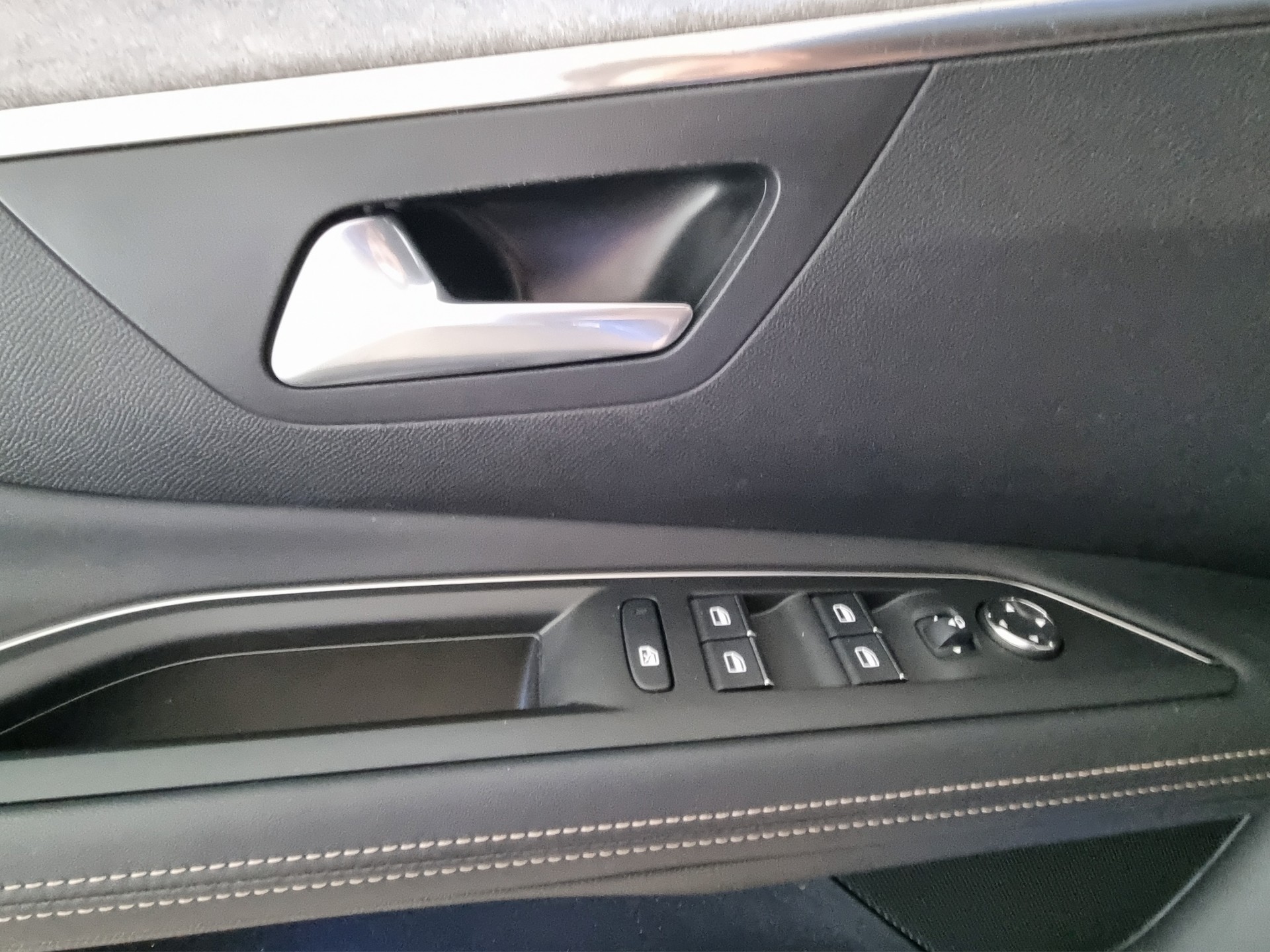 PEUGEOT 3008 1.2 STT GT-Line-image-11