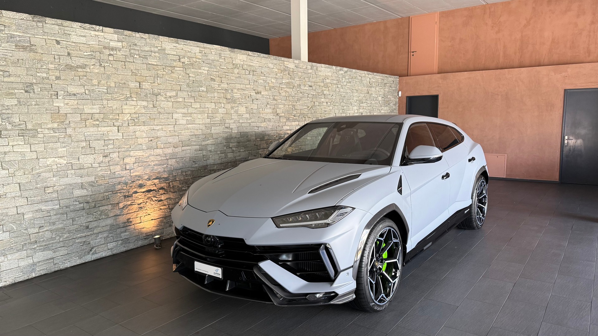LAMBORGHINI Urus Performante-showroom-element-1