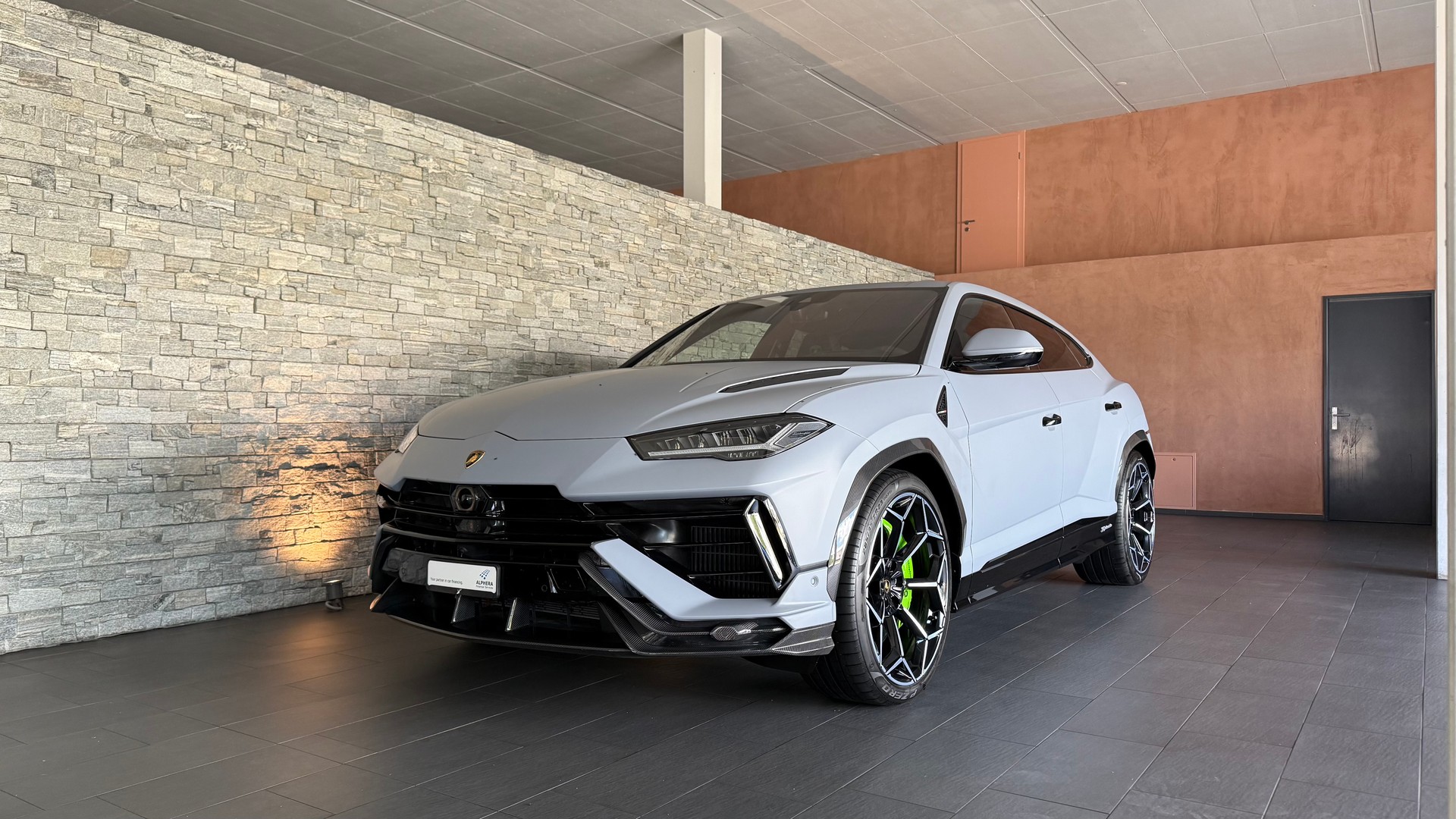 LAMBORGHINI Urus Performante-showroom-element-3