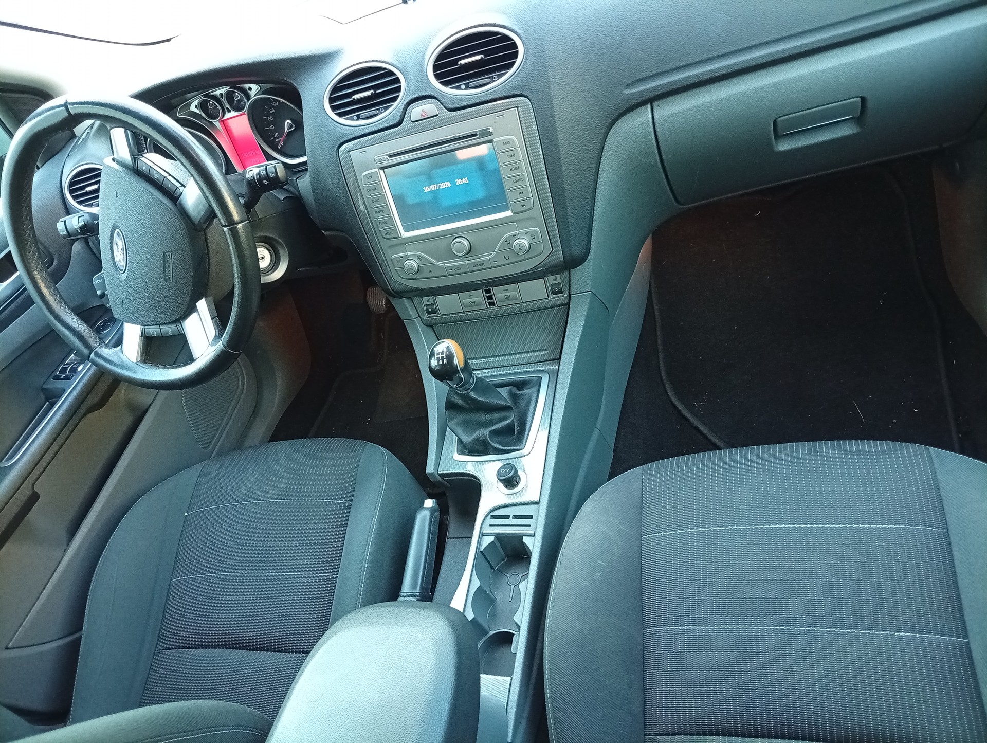 FORD Focus 2.0i Titanium-image-10