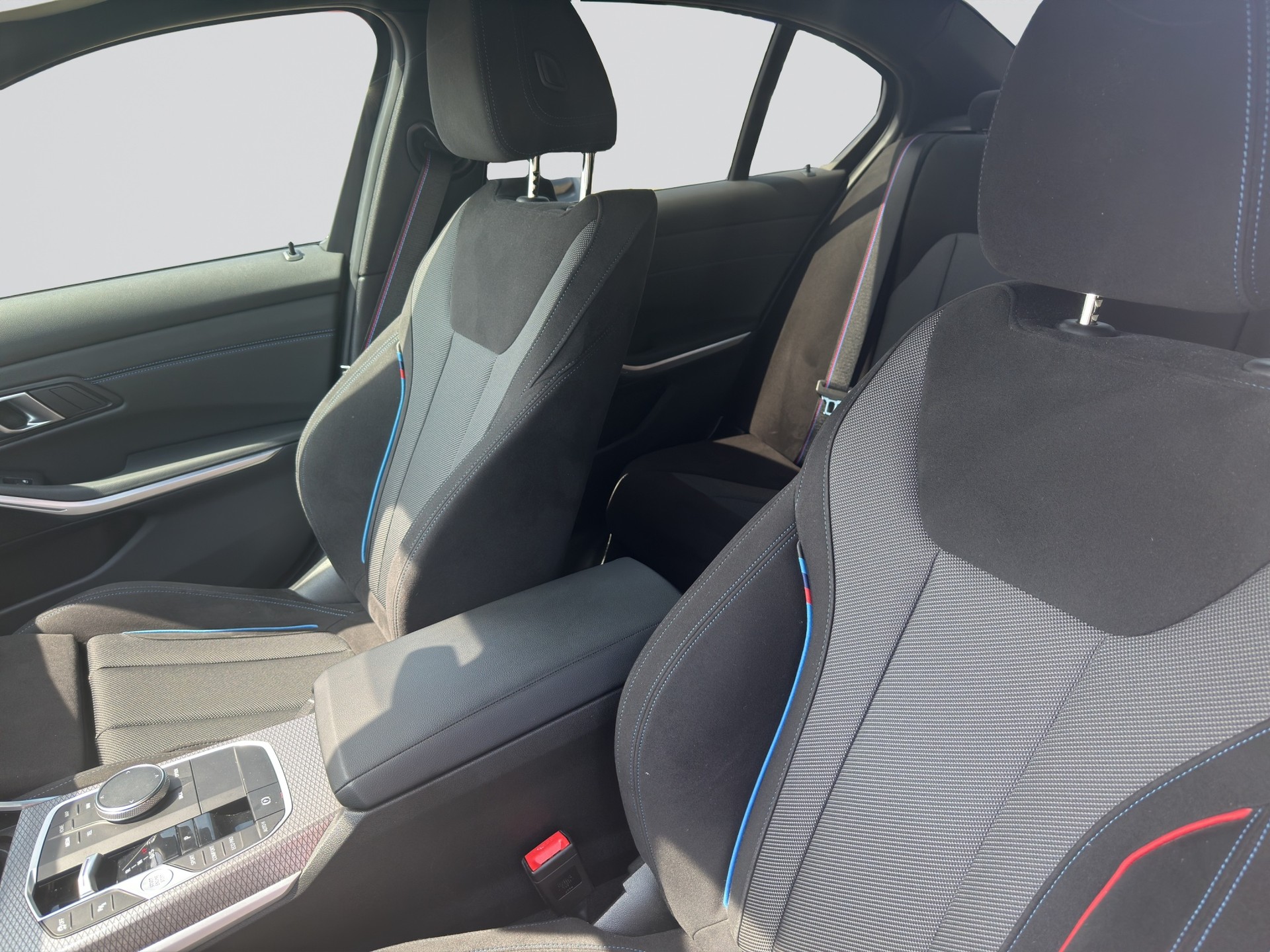 BMW 320d M Sport Pro xDrive 48V Steptronic Shadow Line-image-6