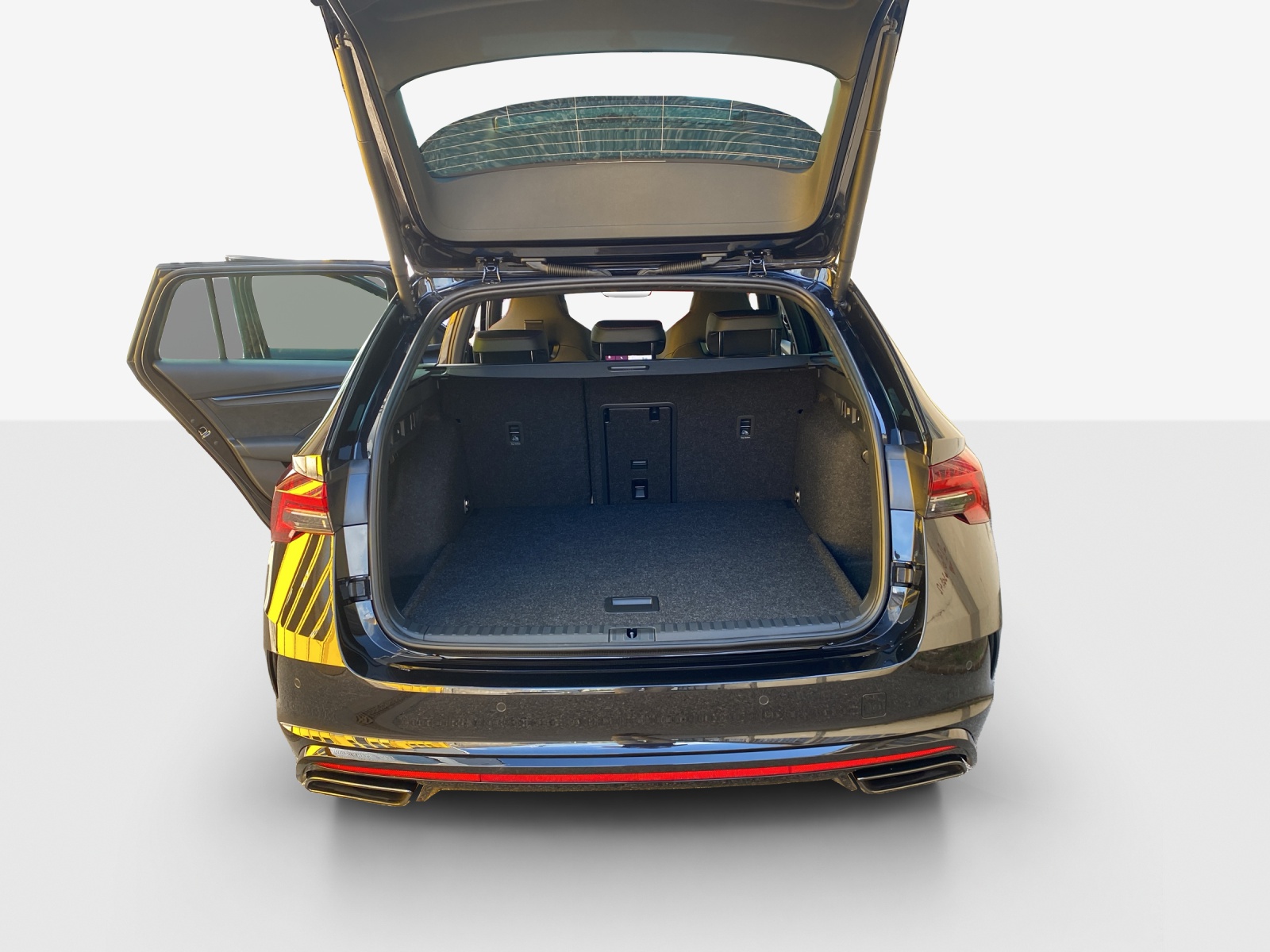 SKODA Octavia Combi 2.0 TSI DSG RS 30 Years Edition-image-10