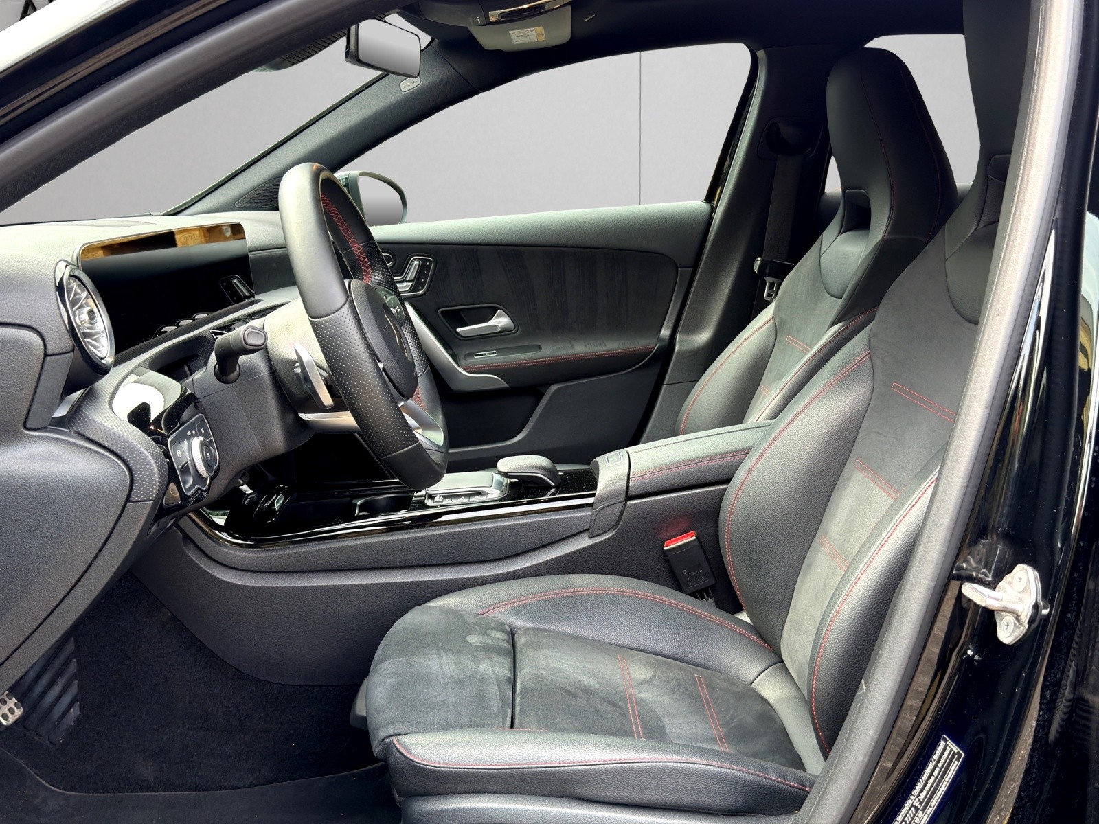 MERCEDES-BENZ A 180 d AMG Line-image-10