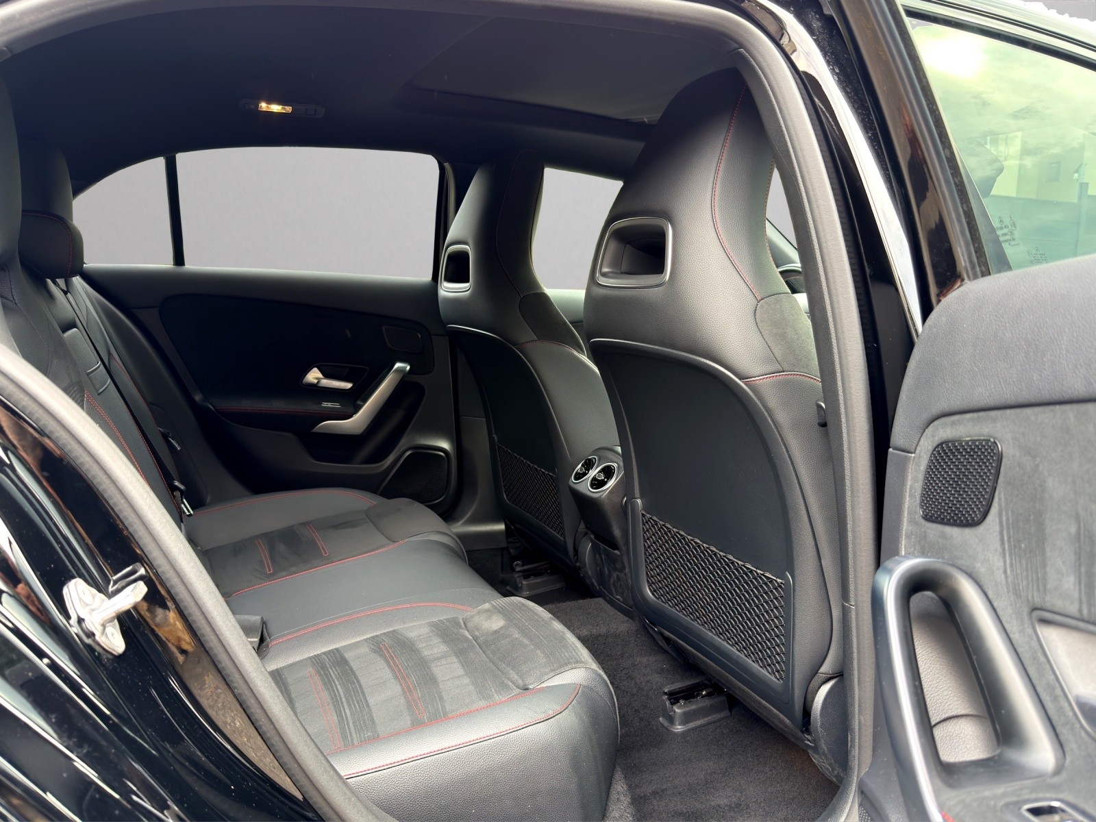 MERCEDES-BENZ A 180 d AMG Line-image-13