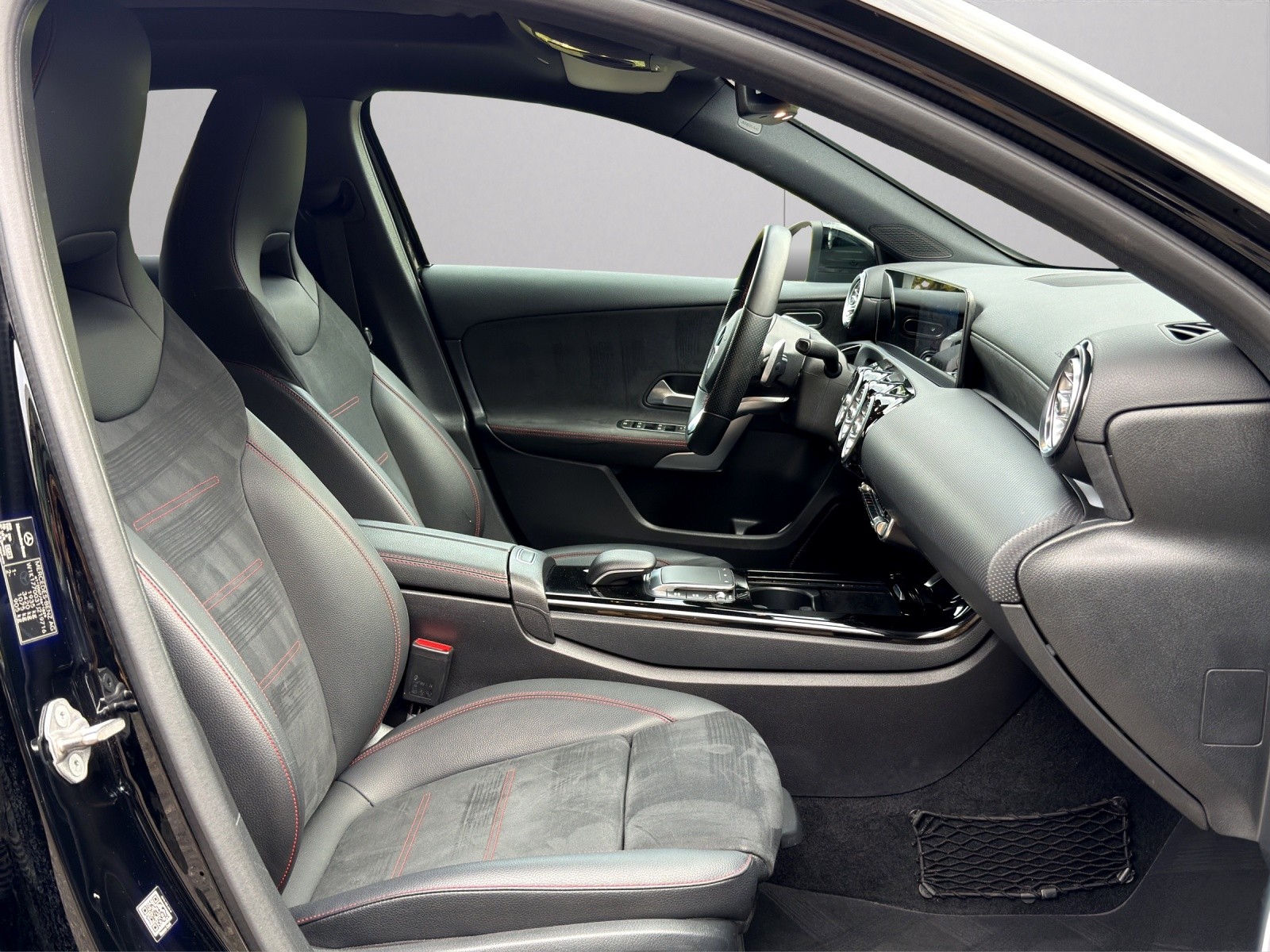 MERCEDES-BENZ A 180 d AMG Line-image-12