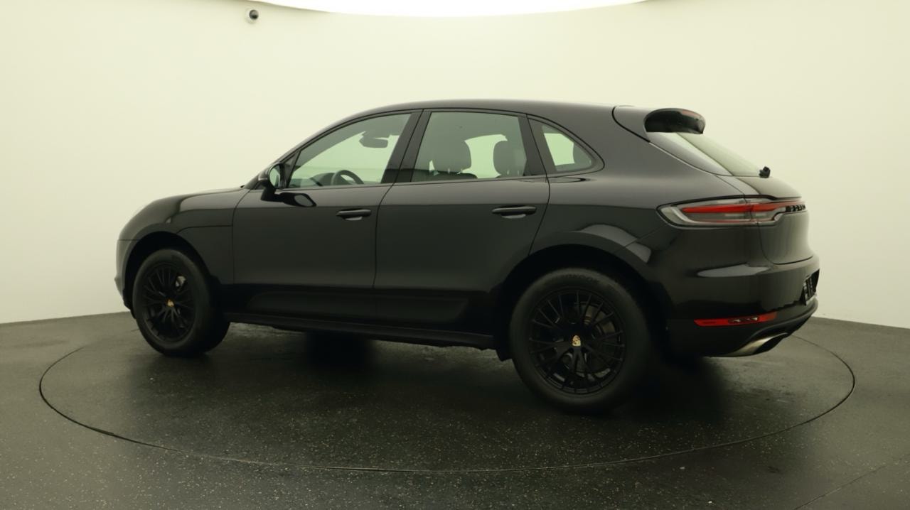 PORSCHE Macan PDK-showroom-element-2