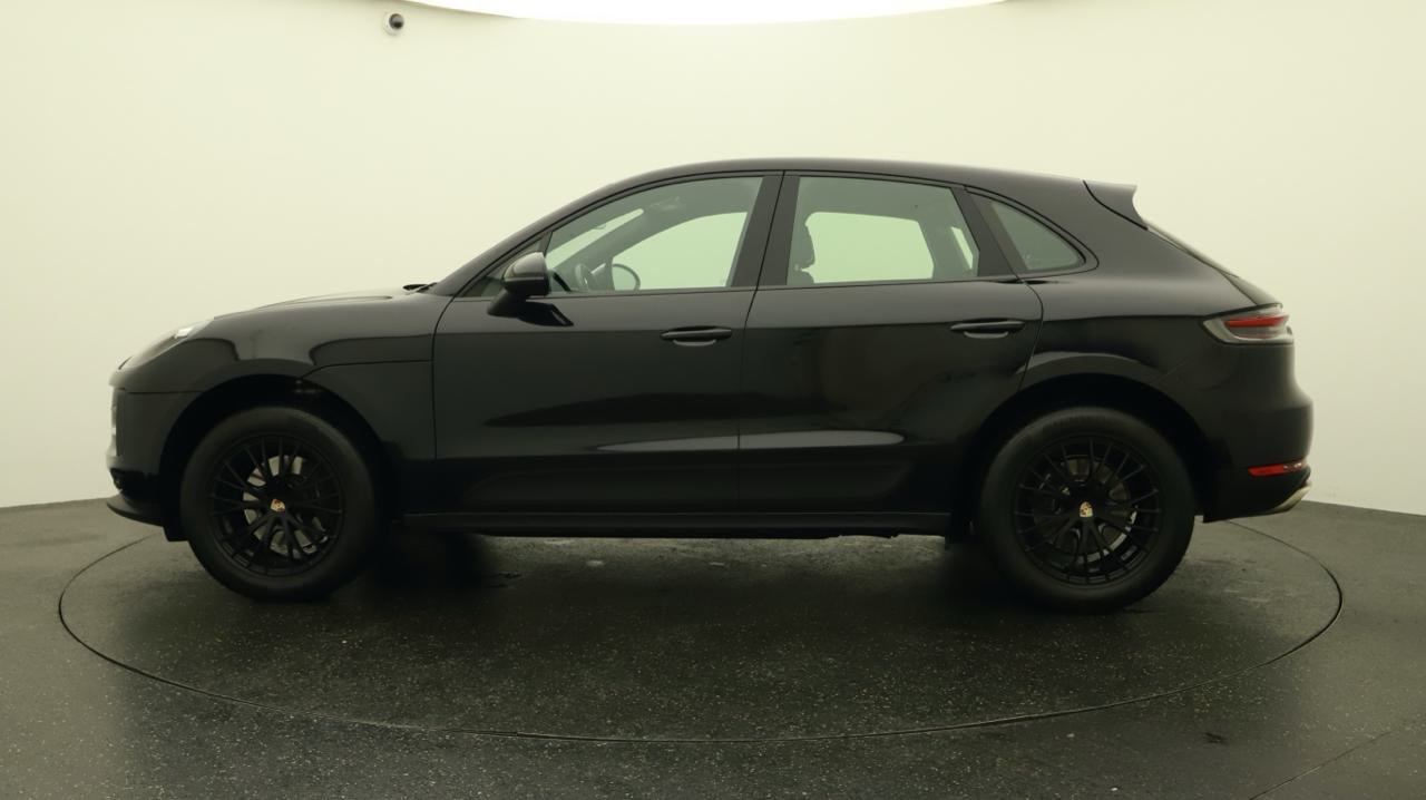 PORSCHE Macan PDK-showroom-element-1