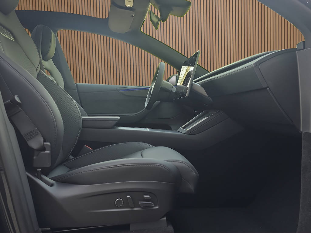 TESLA Model Y Performance AWD-image-13