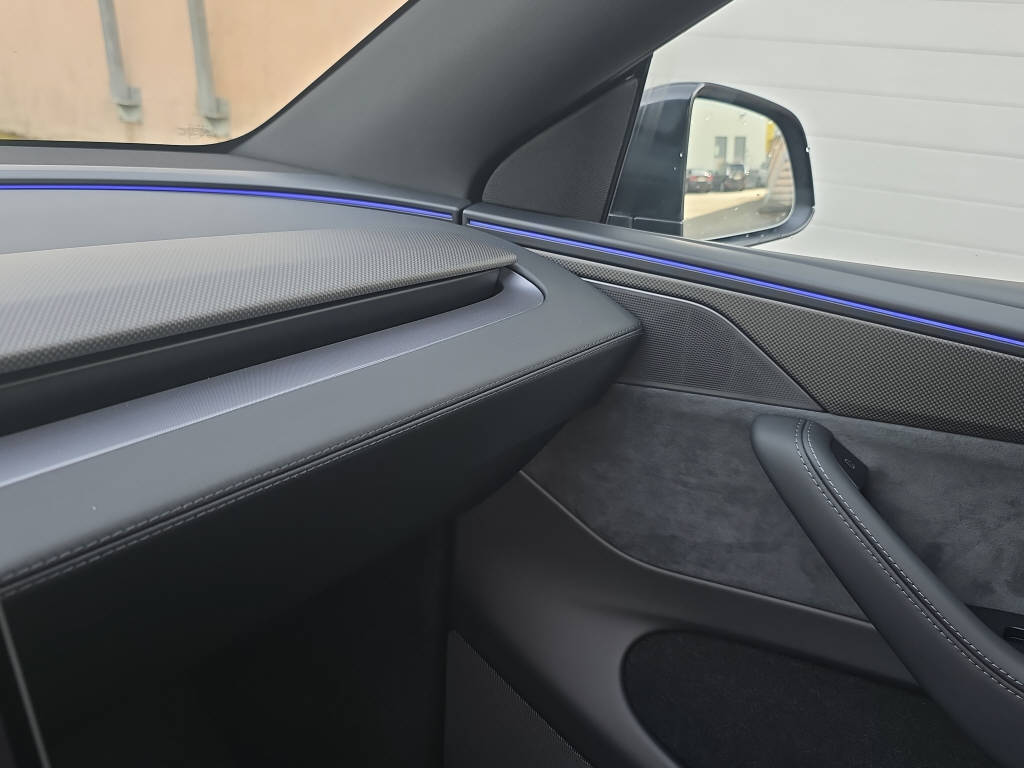 TESLA Model Y Performance AWD-image-18