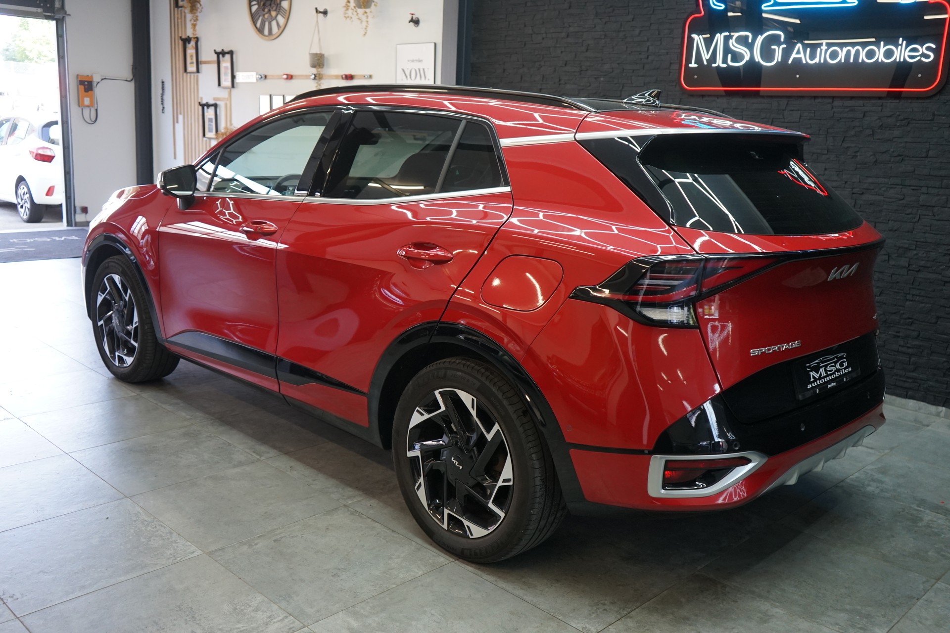 KIA Sportage 1.6T-GDi PHEV GT-Line 4x4 A-showroom-element-2